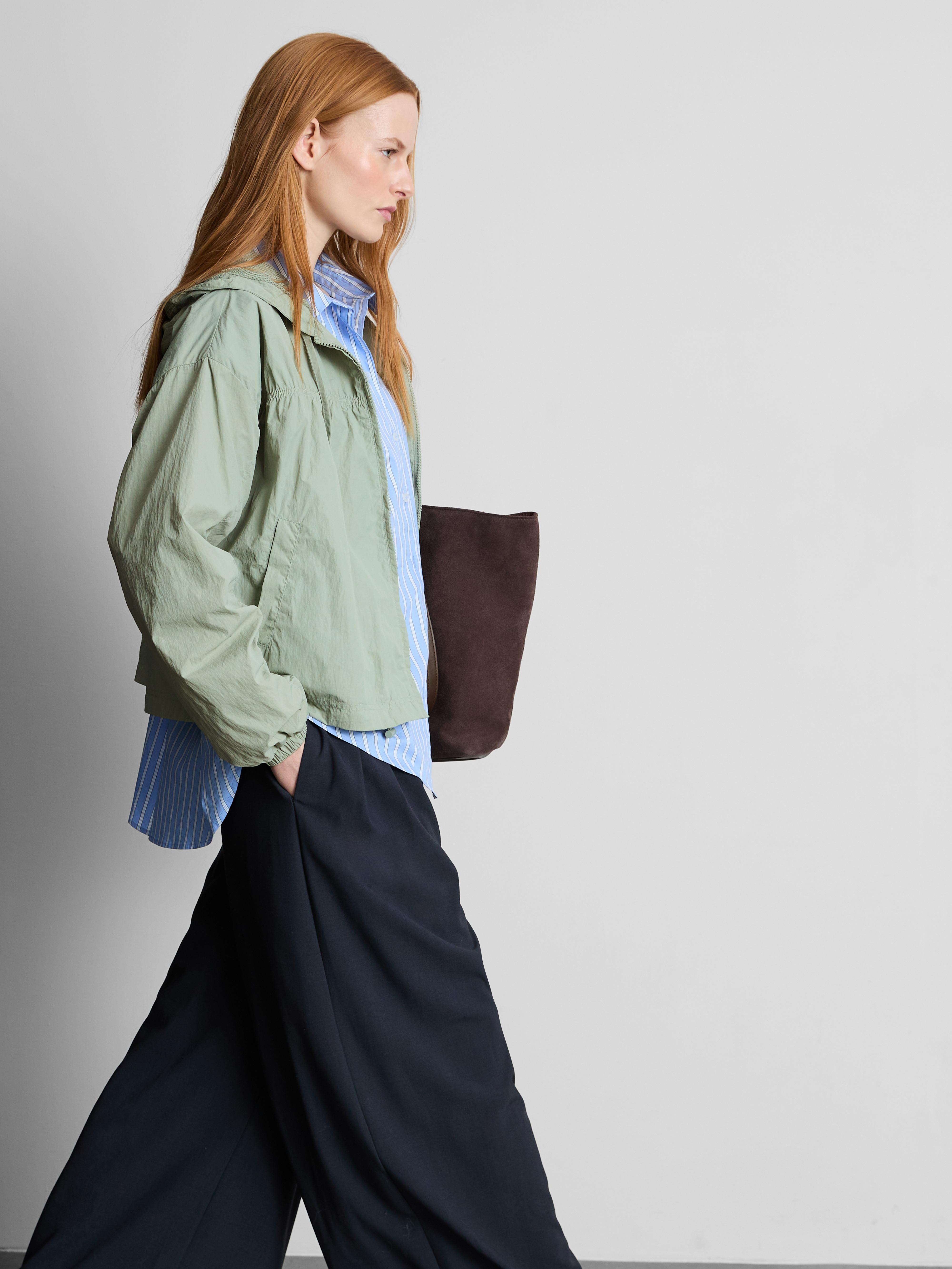 Dünne, geraffte Jacke