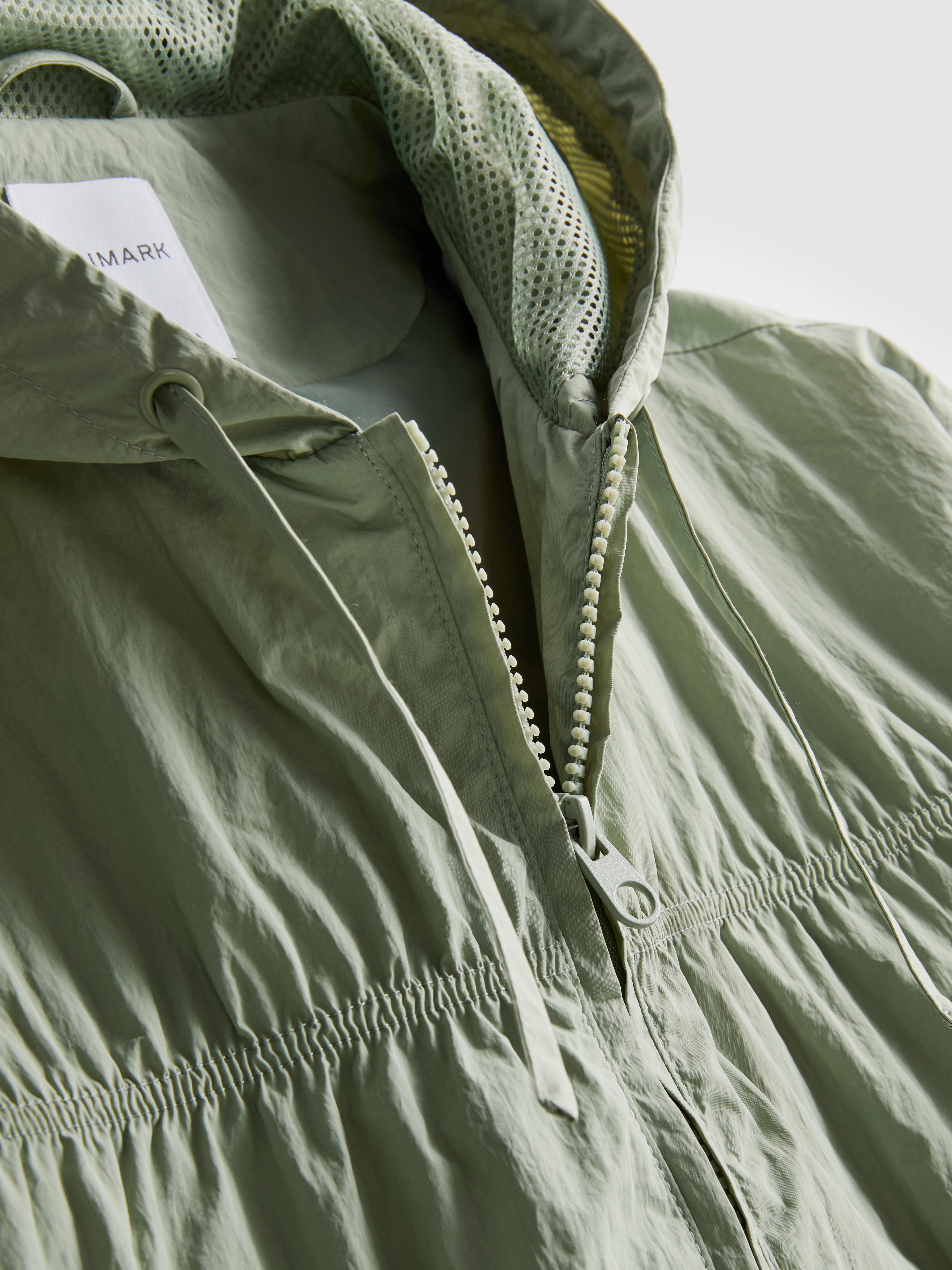 Dünne, geraffte Jacke