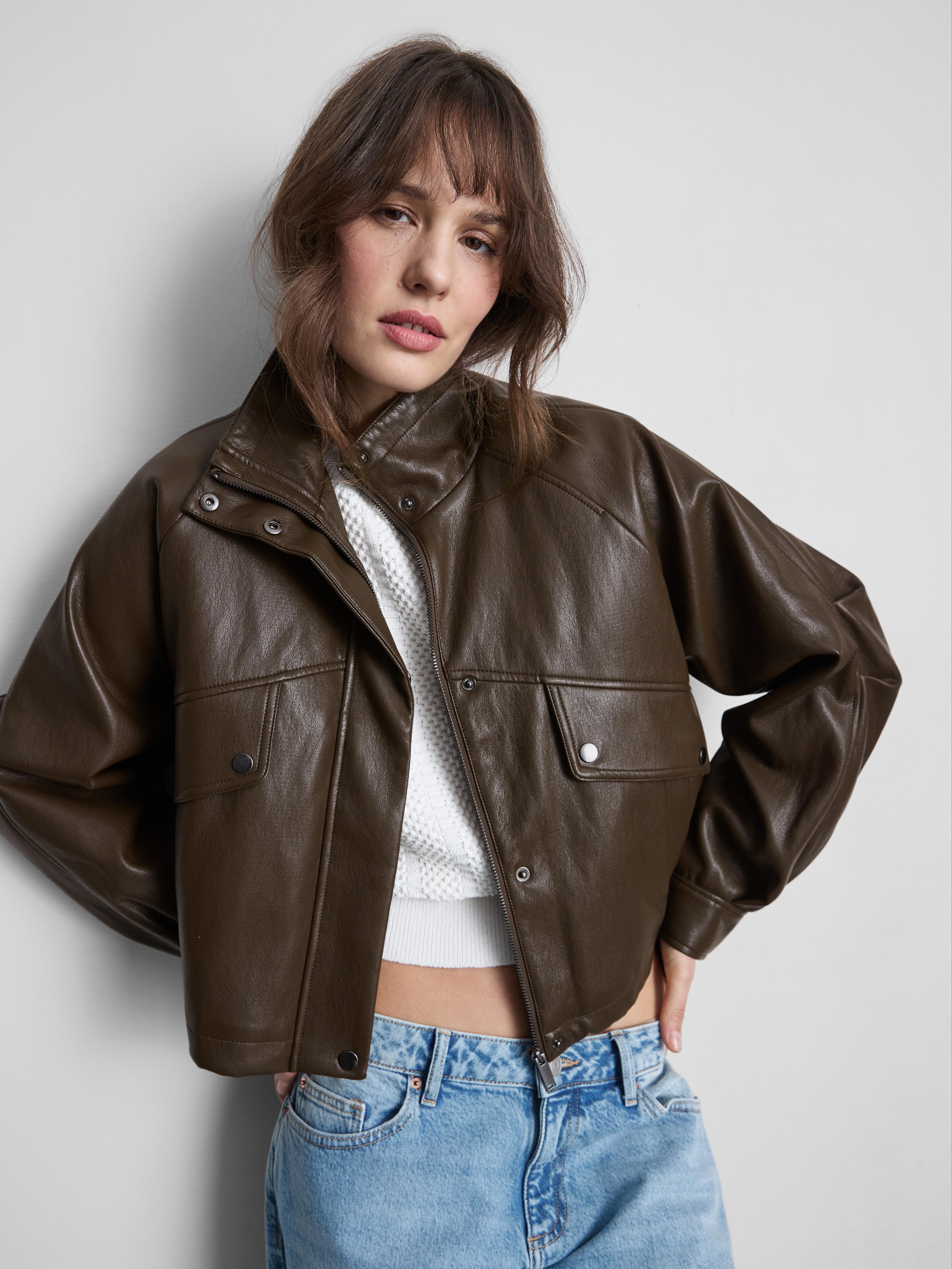 Kurze Jacke aus Kunstleder im Crop-Schnitt mit Trichterkragen