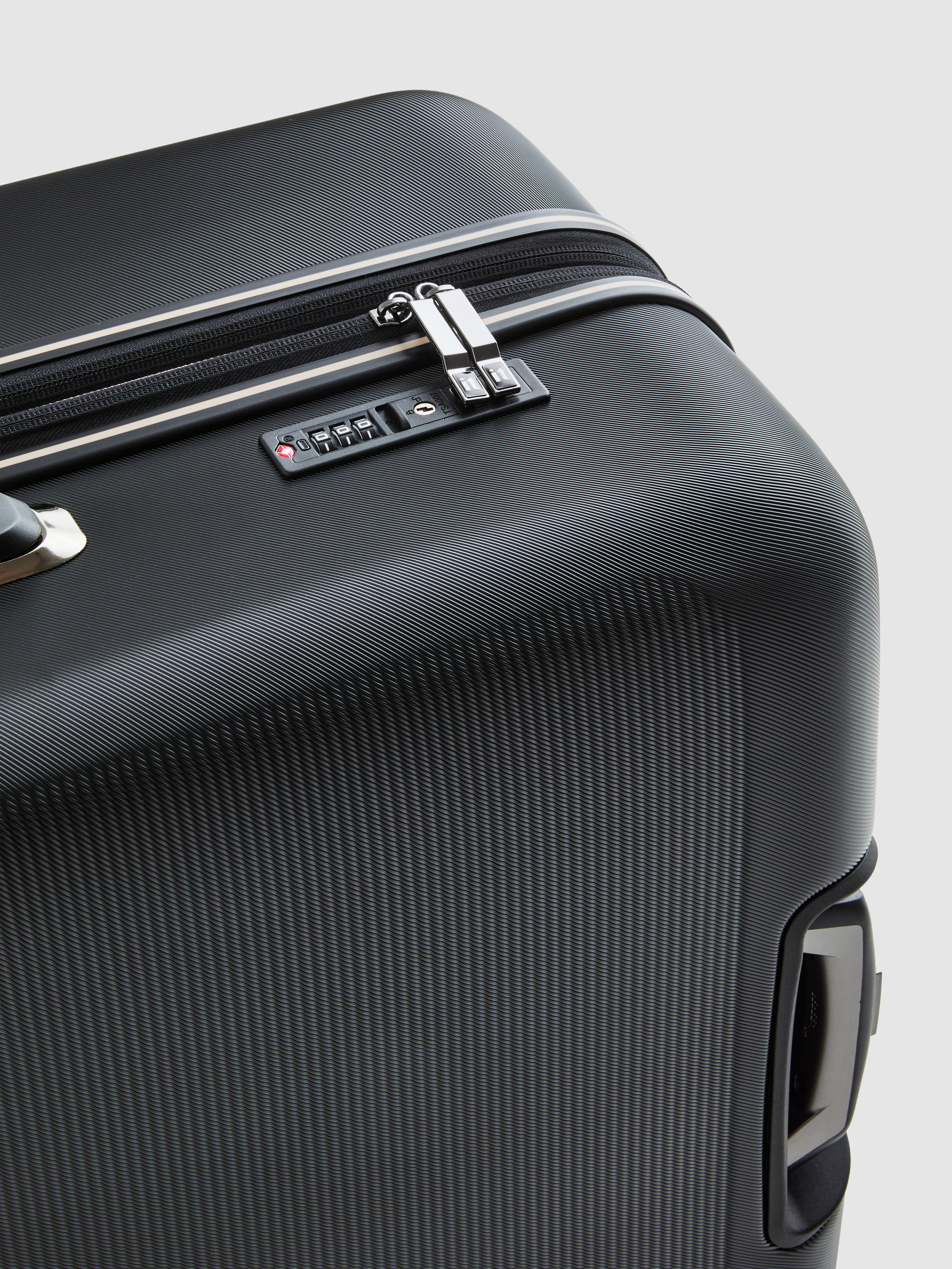 it Luggage Hard-Shell Suitcase