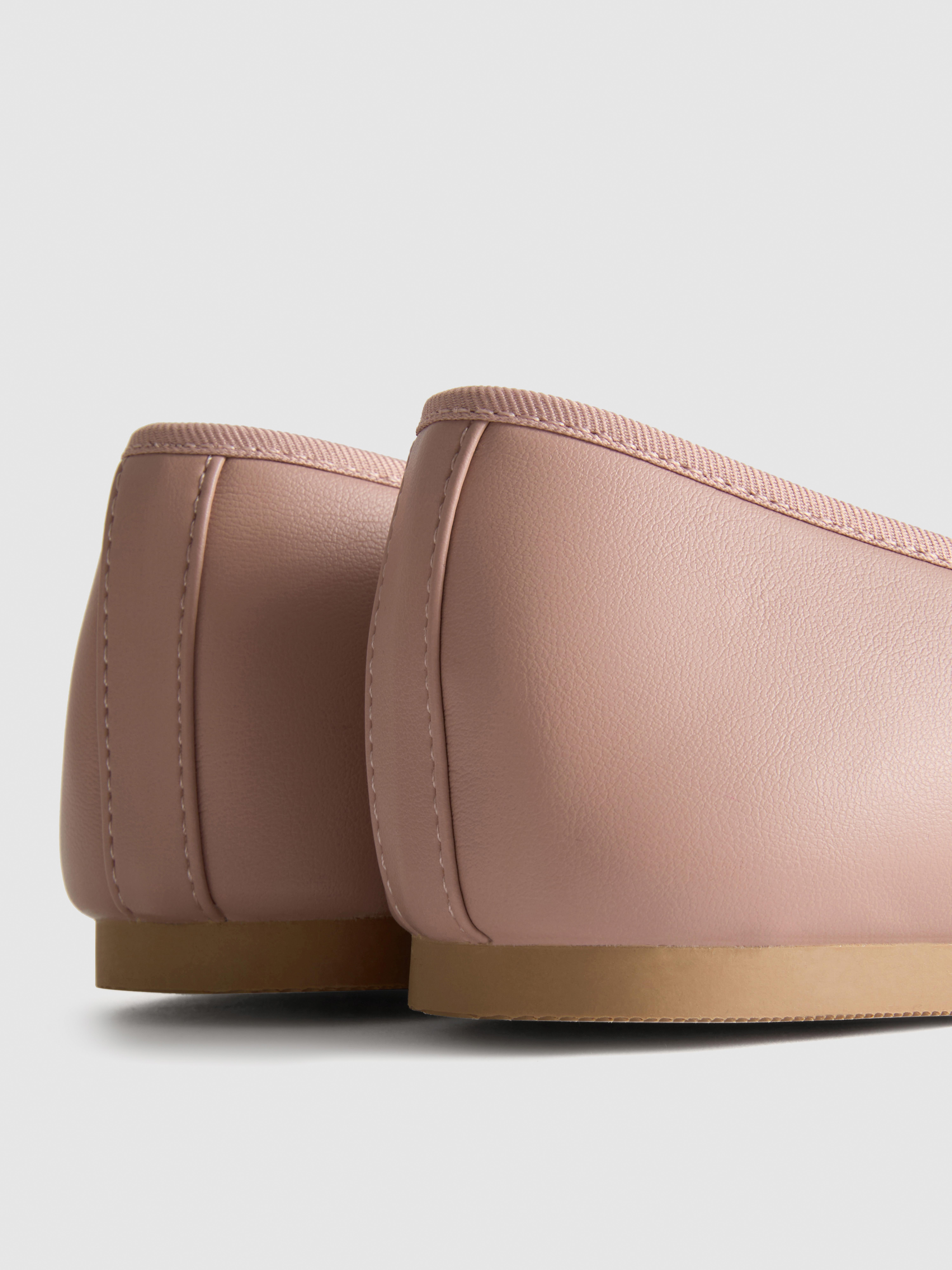 Ballerine in pelle sintetica con fiocco