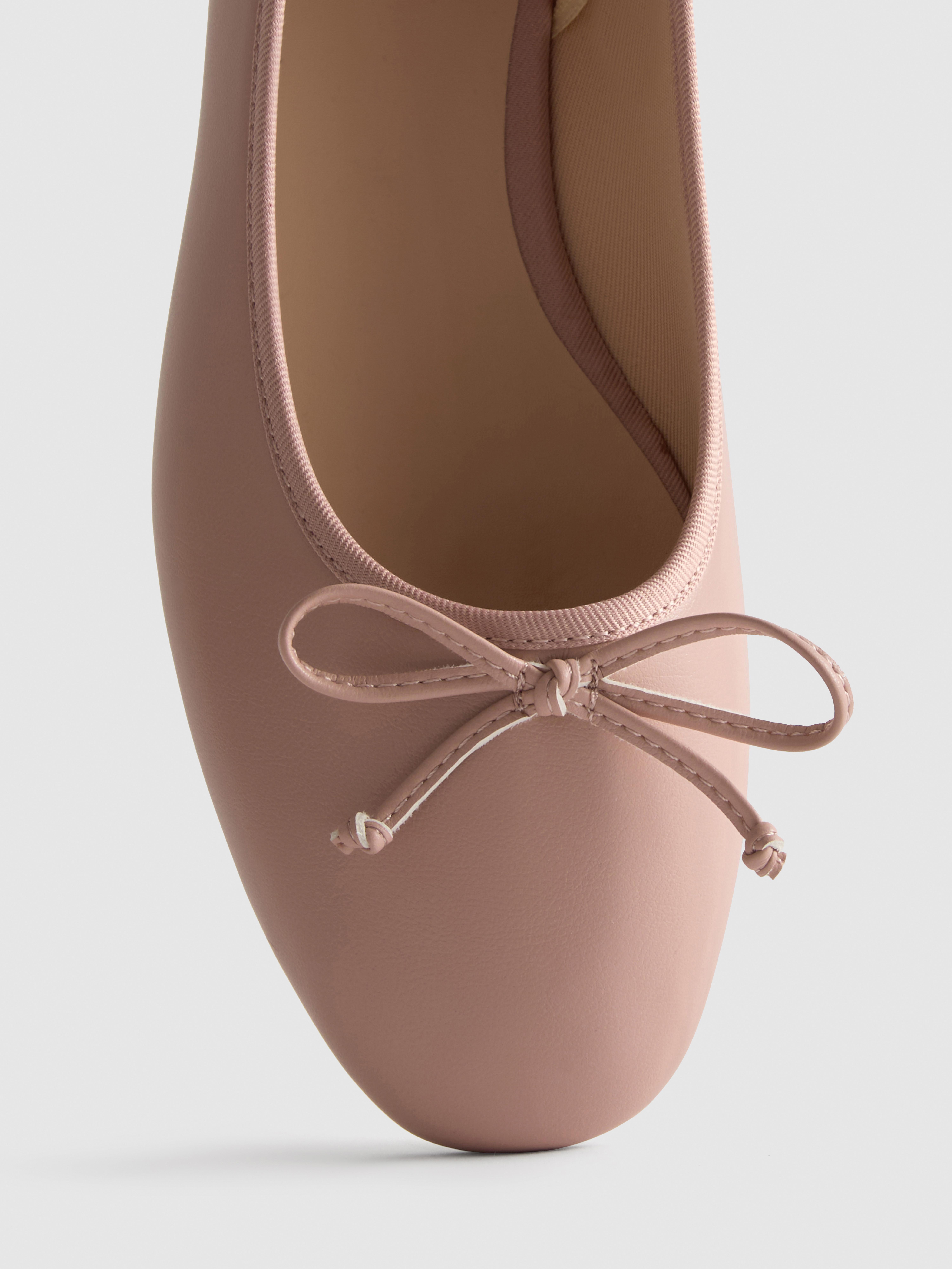 Ballerine in pelle sintetica con fiocco