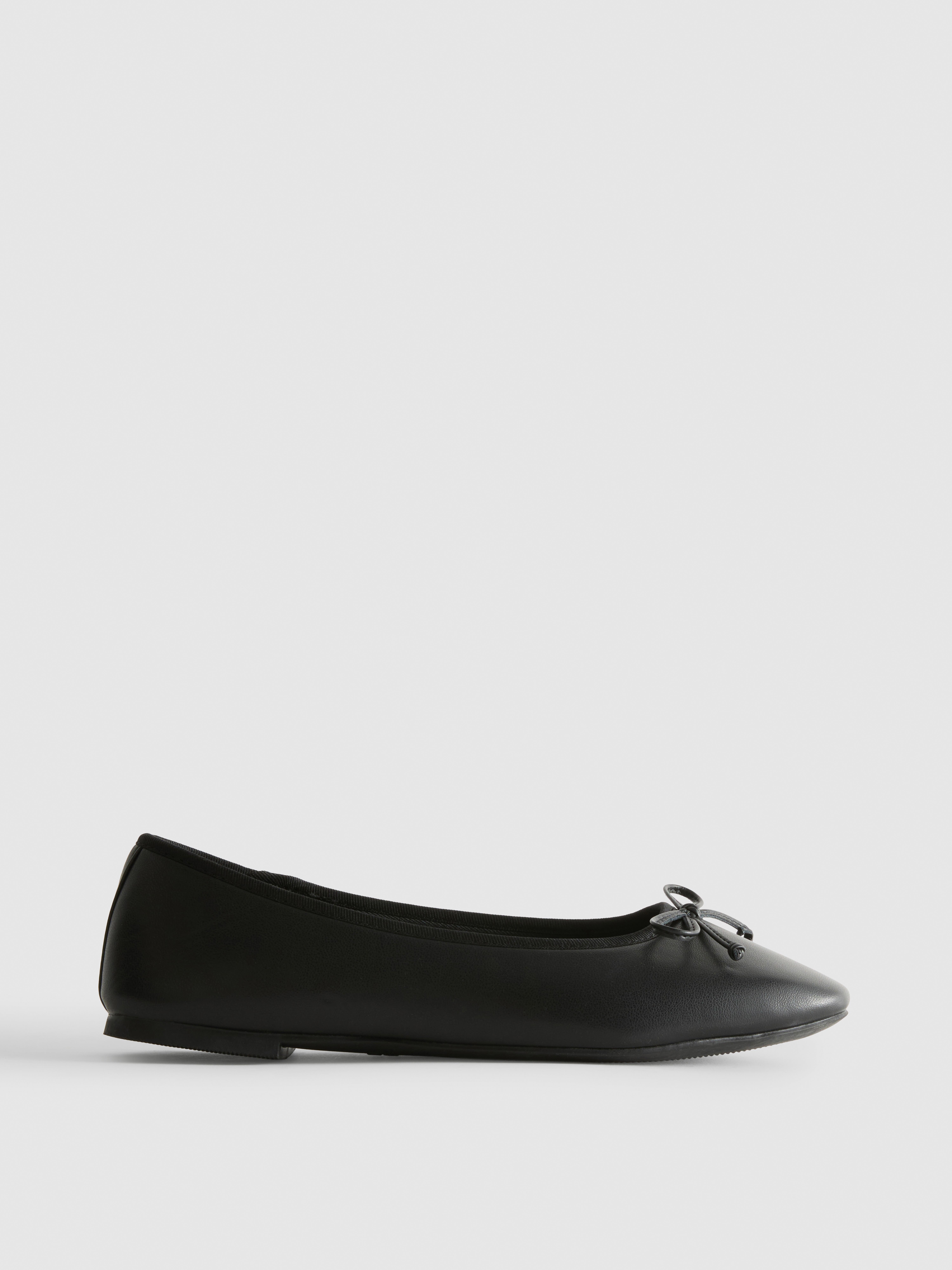 Ballerine in pelle sintetica con fiocco