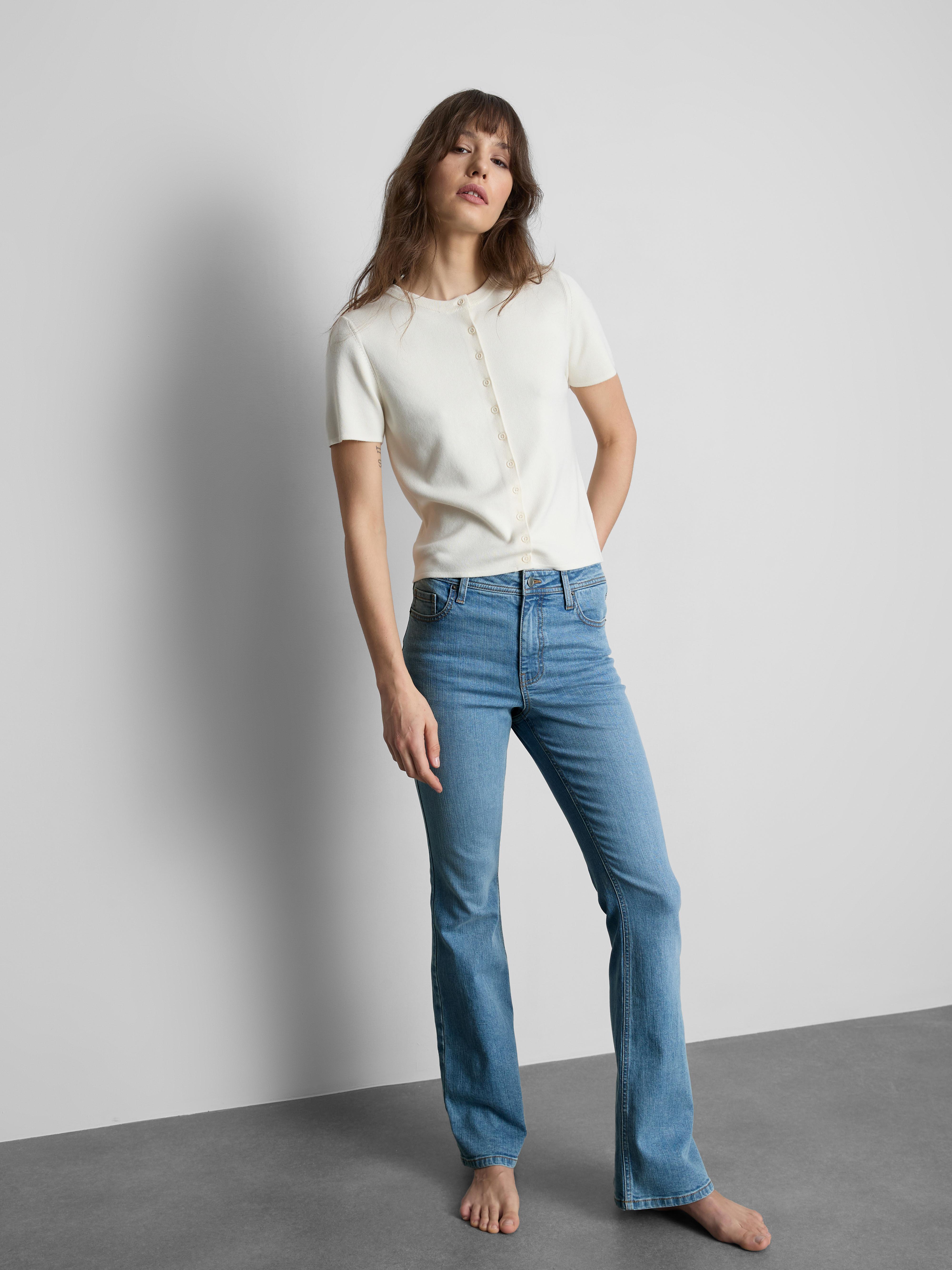 Ausgestellte Denim-Jeans mit mittelhohem Bund