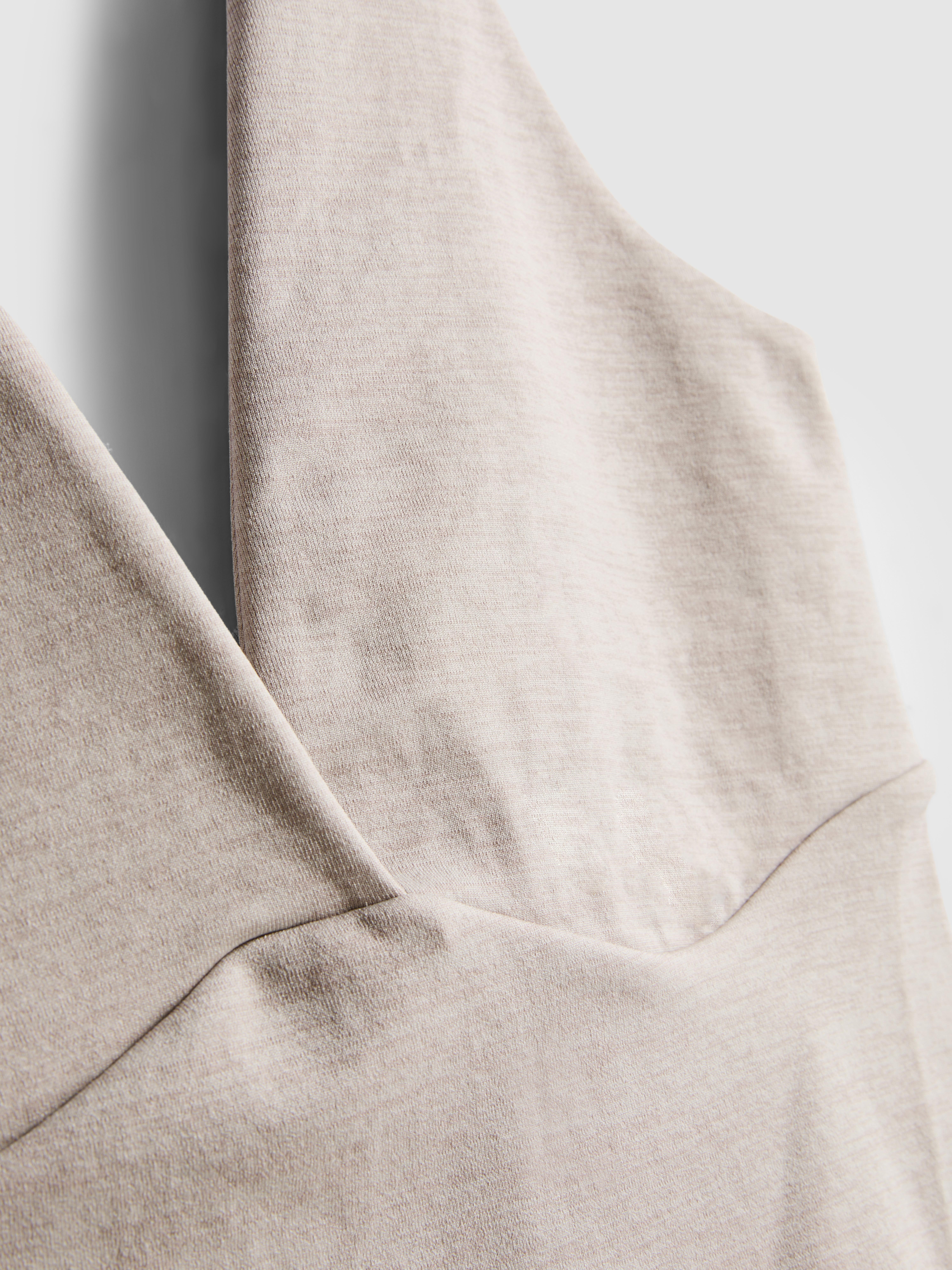 Camiseta sin mangas ni costuras con cuello de pico