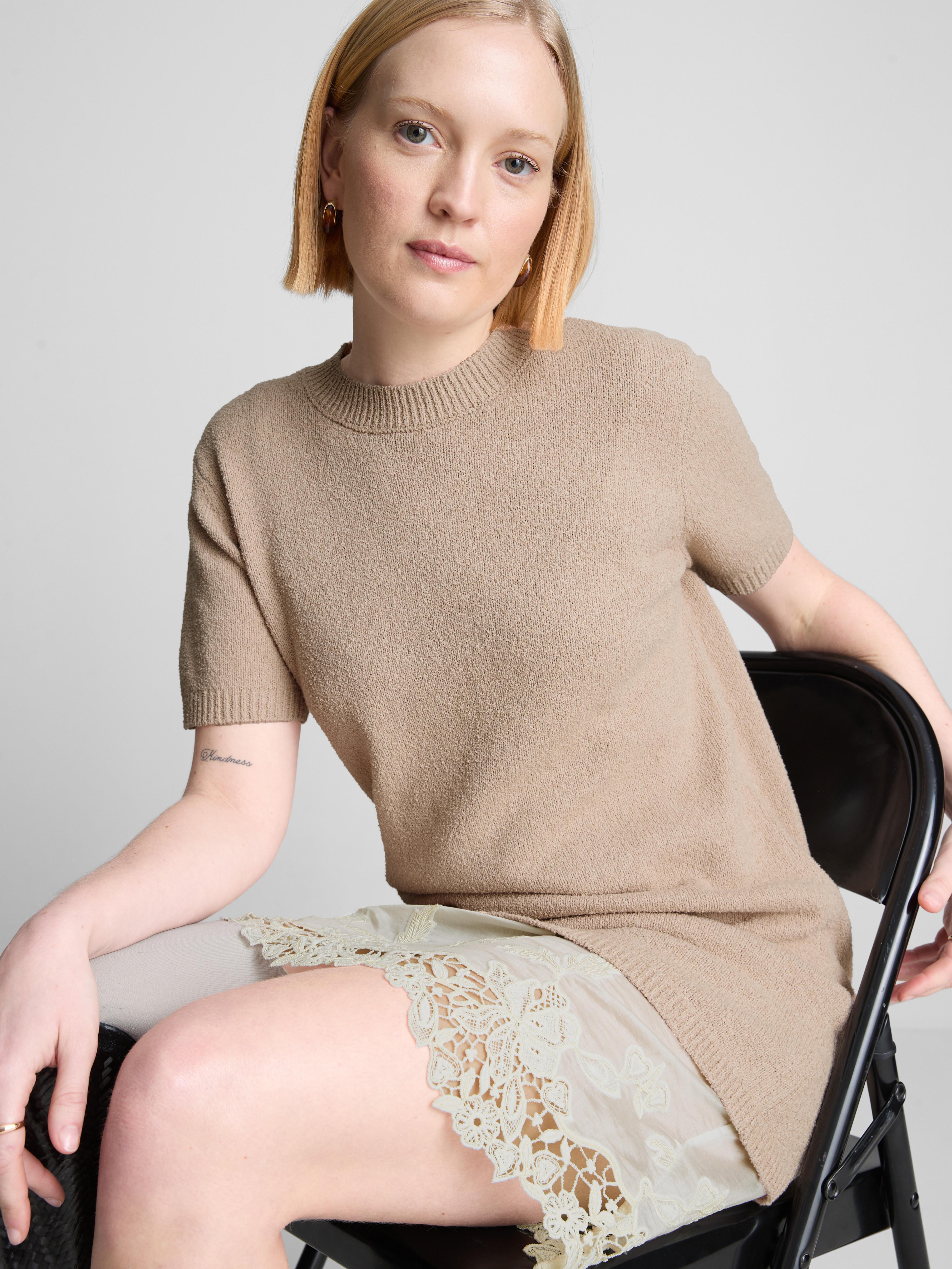 Vestido corto de punto con bajo de encaje