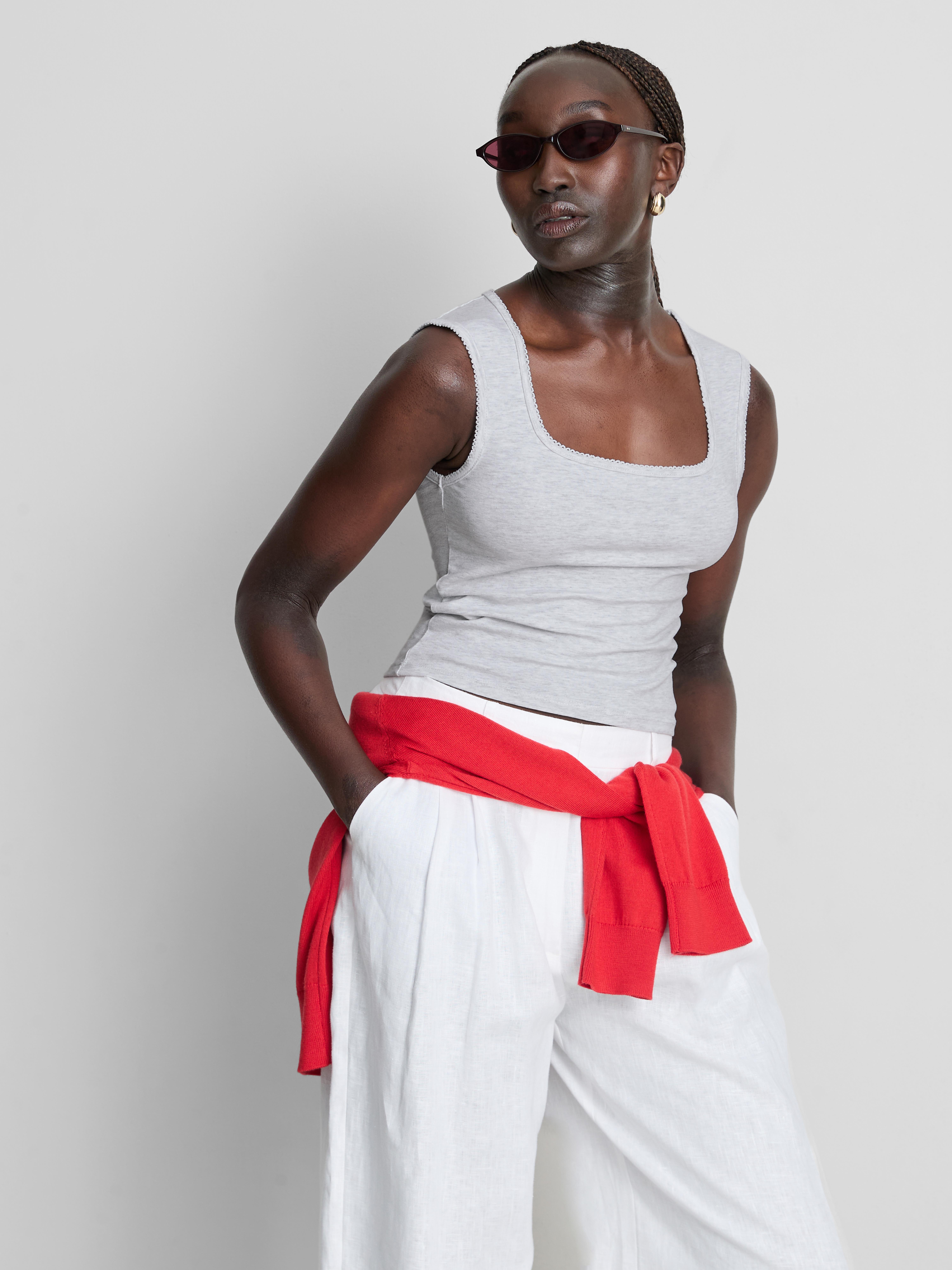 Tanktop mit hohem Baumwollanteil und Bogenkante