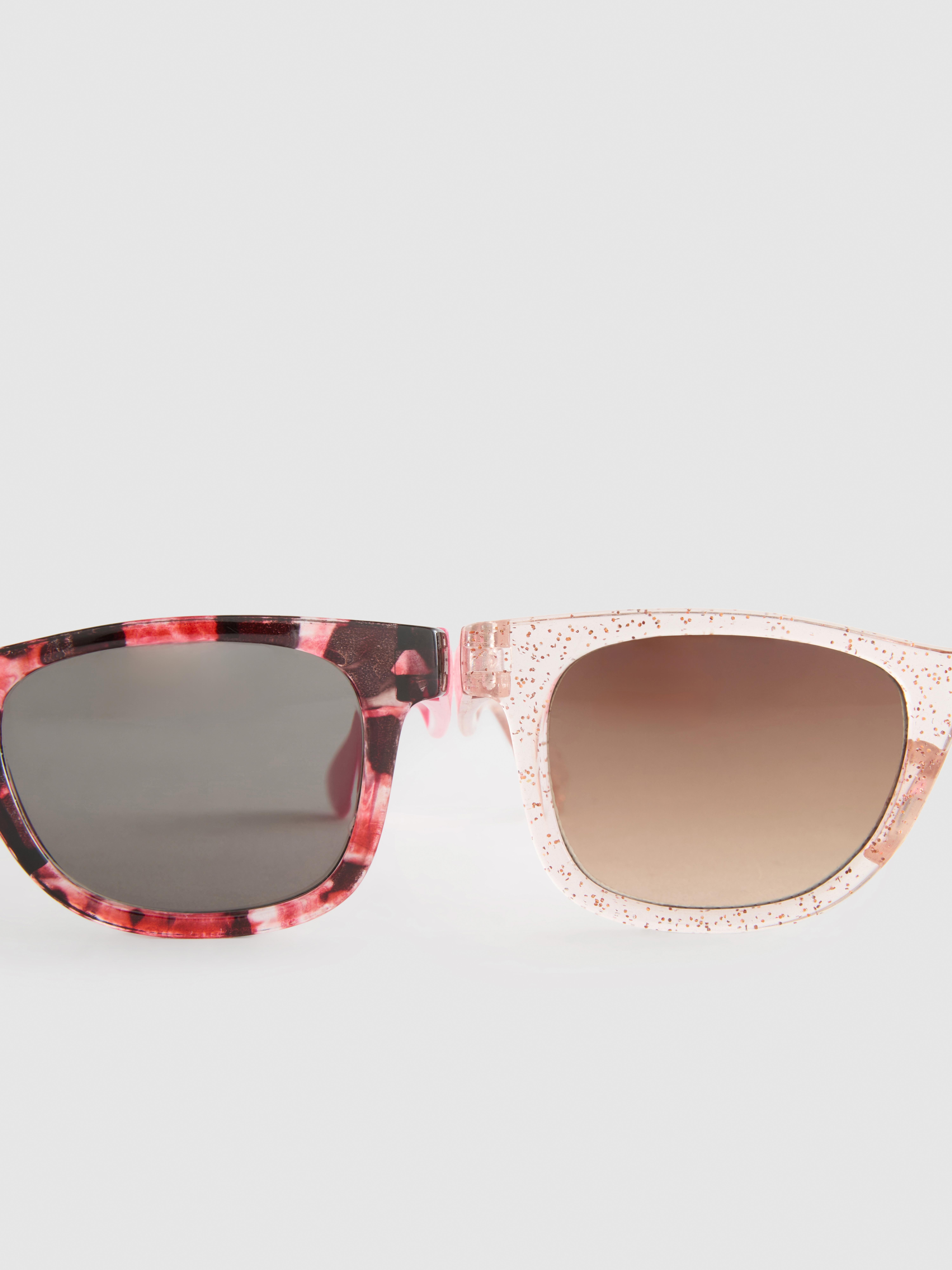 2 perechi de ochelari de soare cu ramă în formă de D