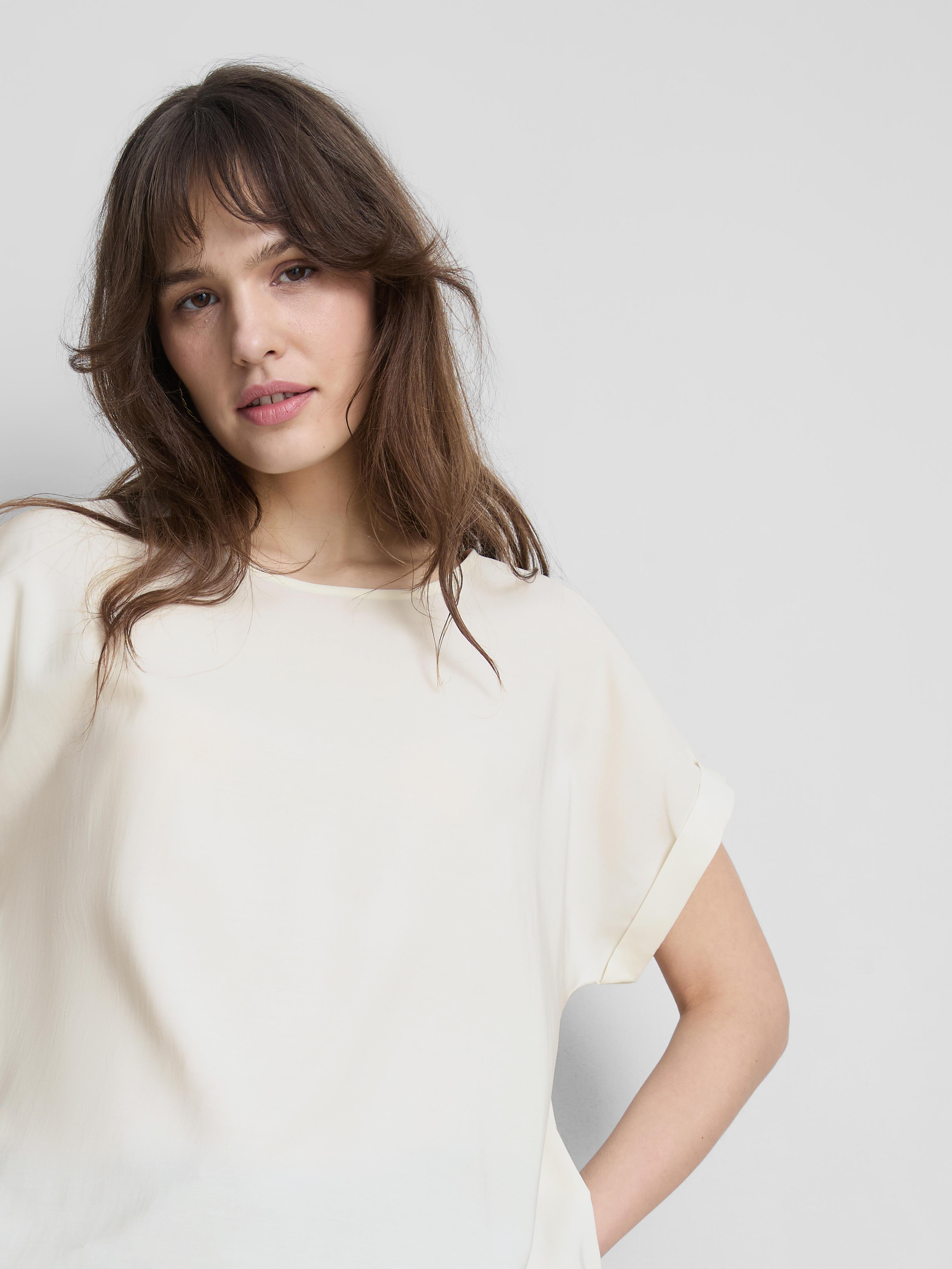 T-shirt manga dobrada gola redonda