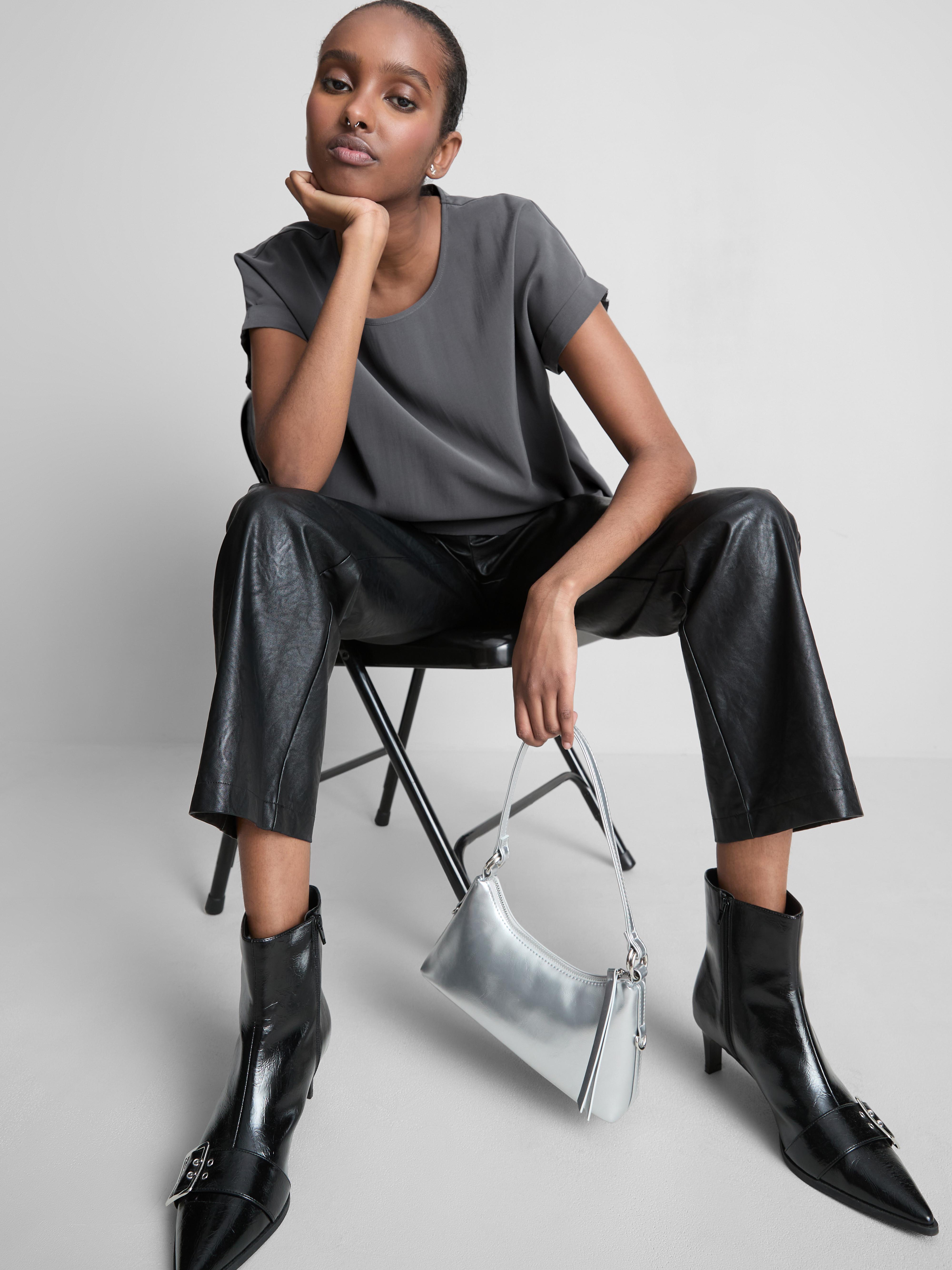 Kerek nyakú, felhajtott ujjú póló