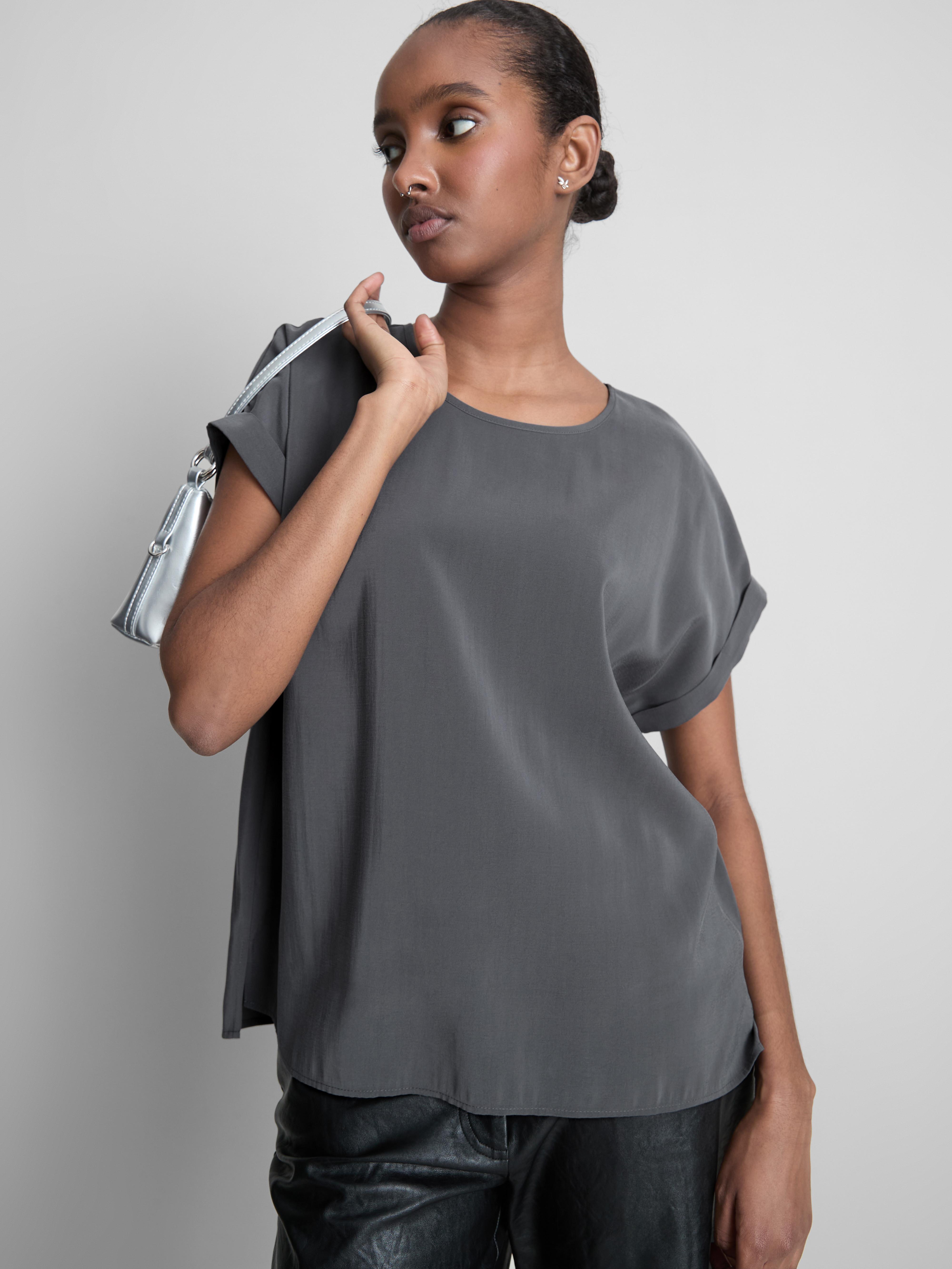 T-shirt à col ras-du-cou et manches retroussées