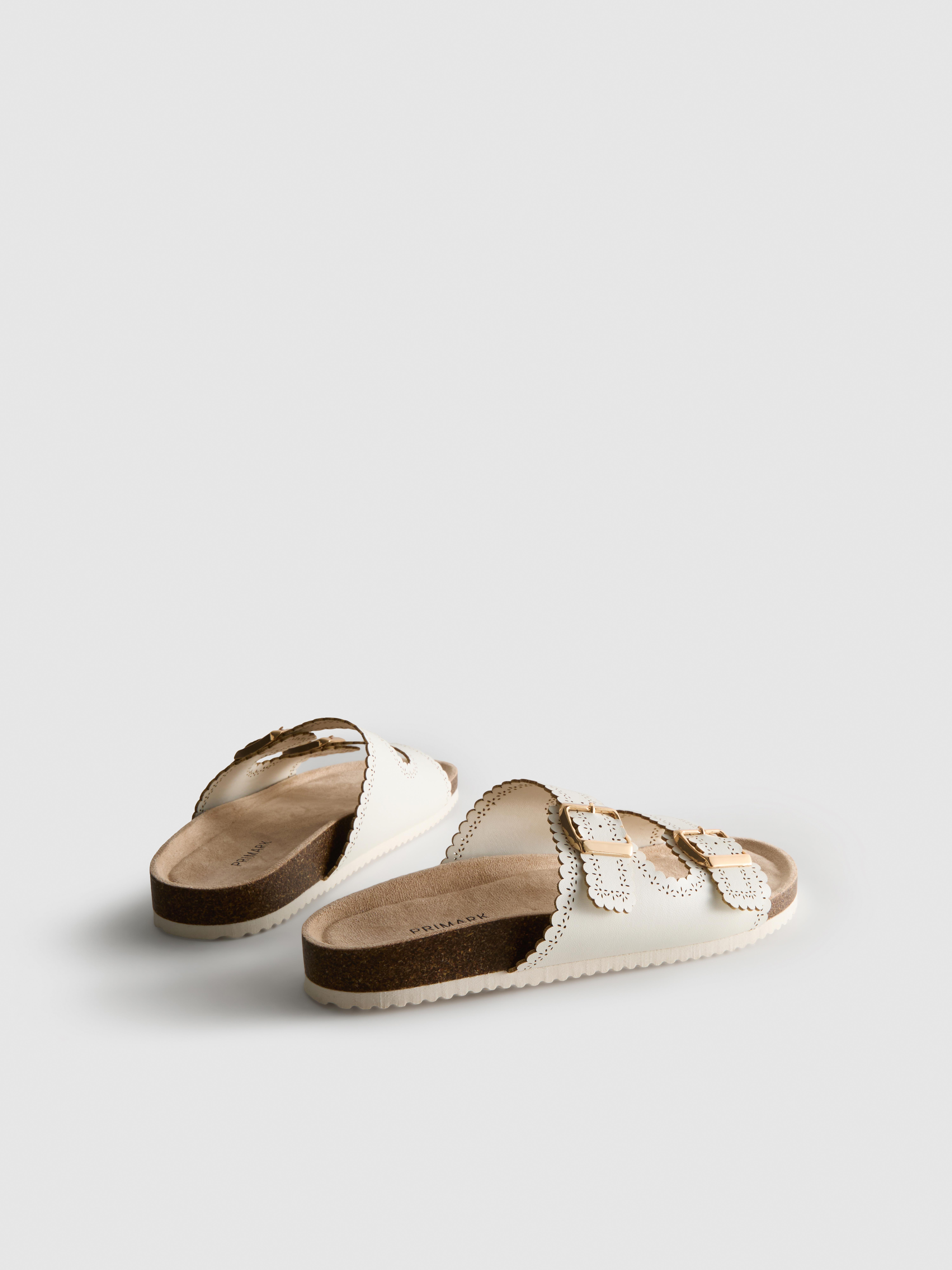 Sandalen met opengewerkte details en voetbed