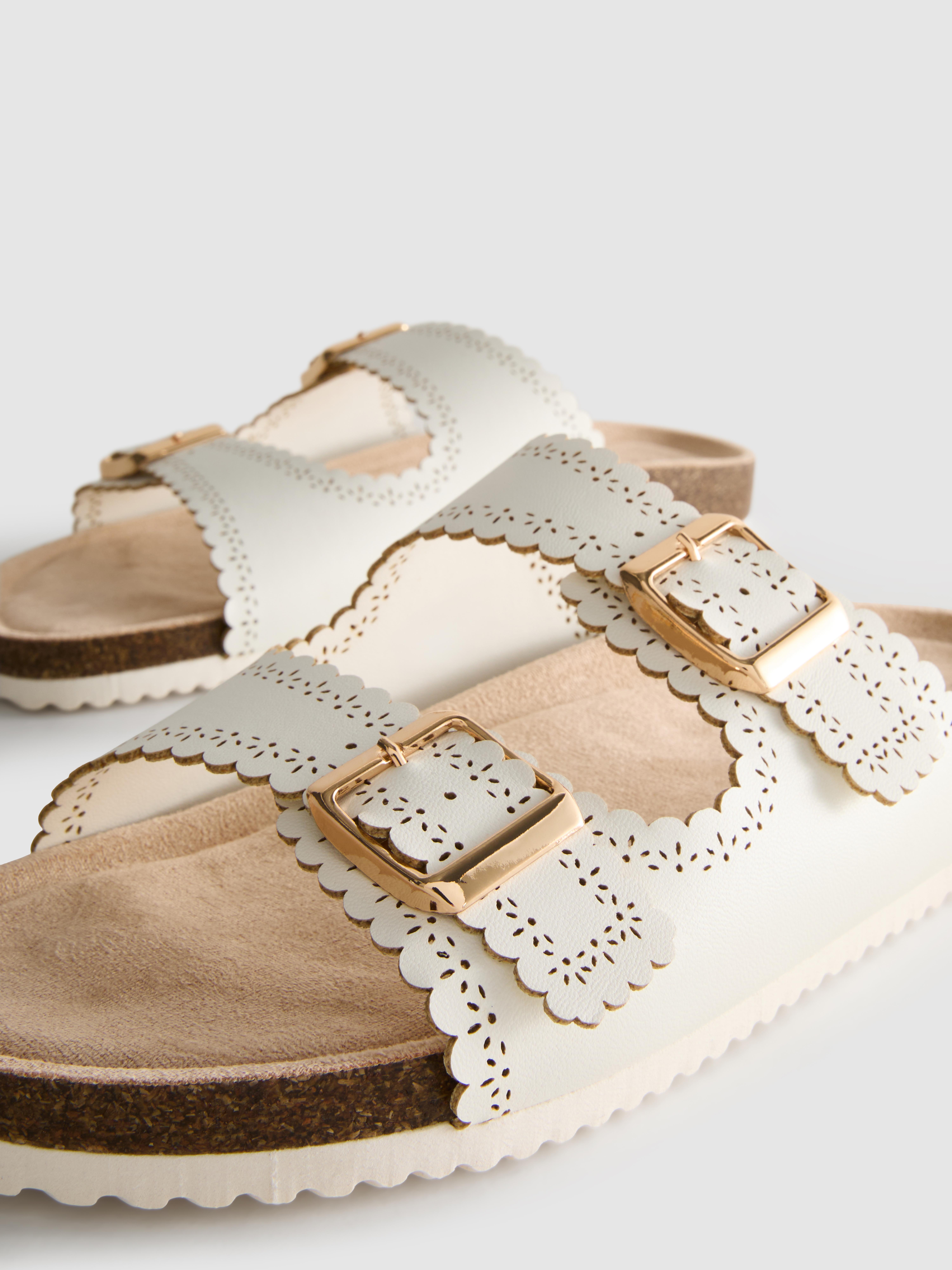 Sandalen met opengewerkte details en voetbed