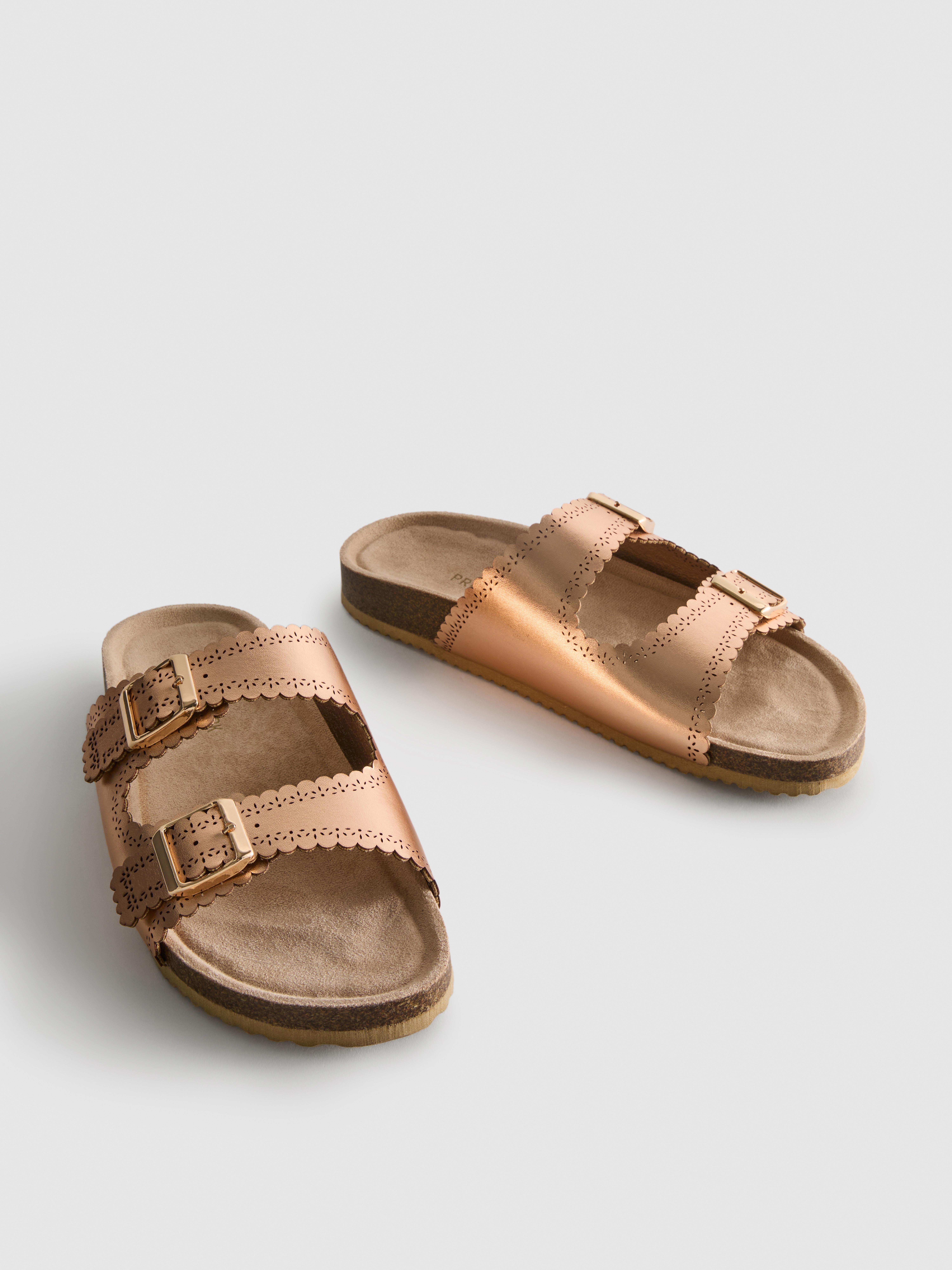 Sandalias con detalles cortados con láser