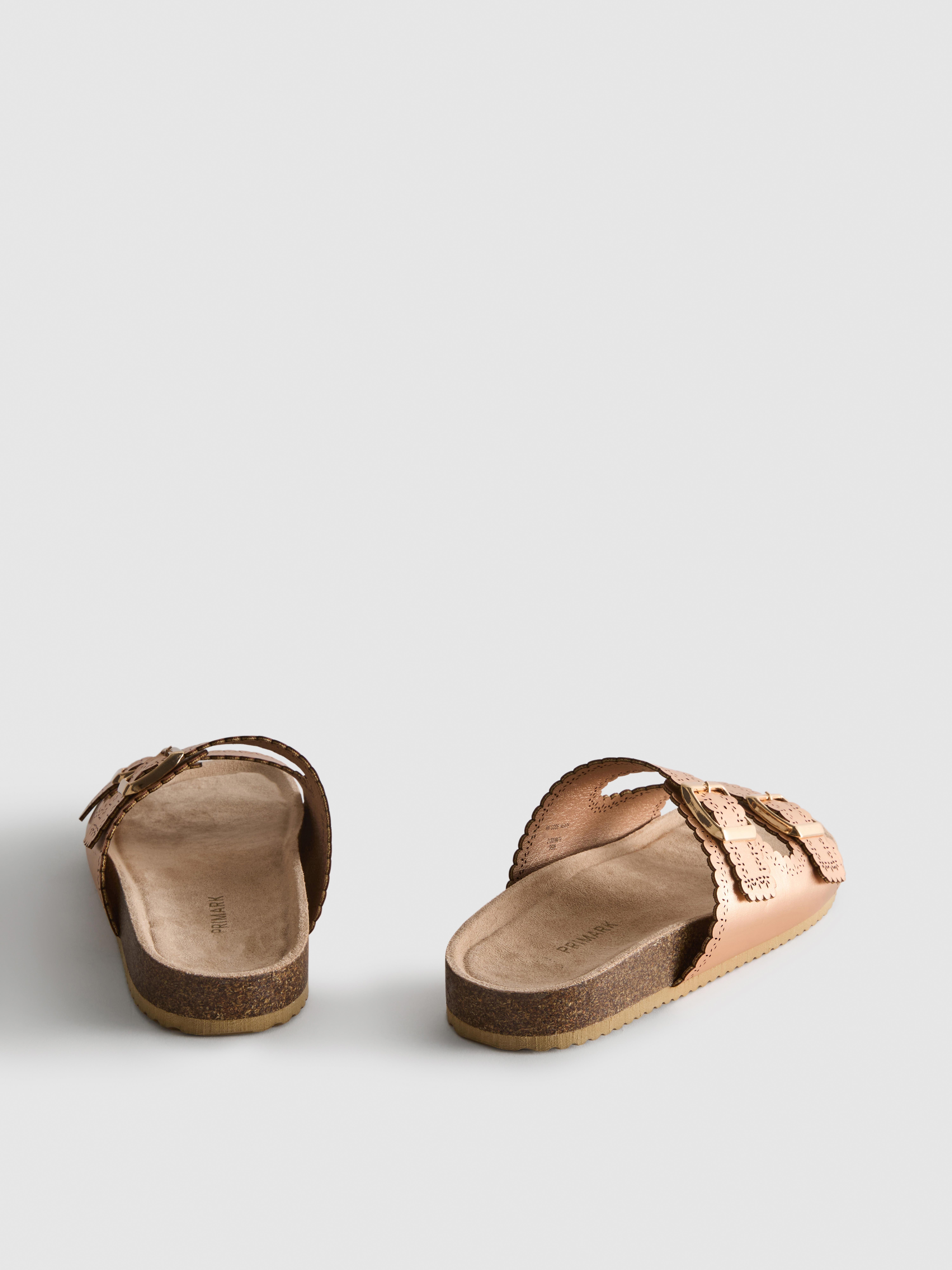 Sandalias con detalles cortados con láser