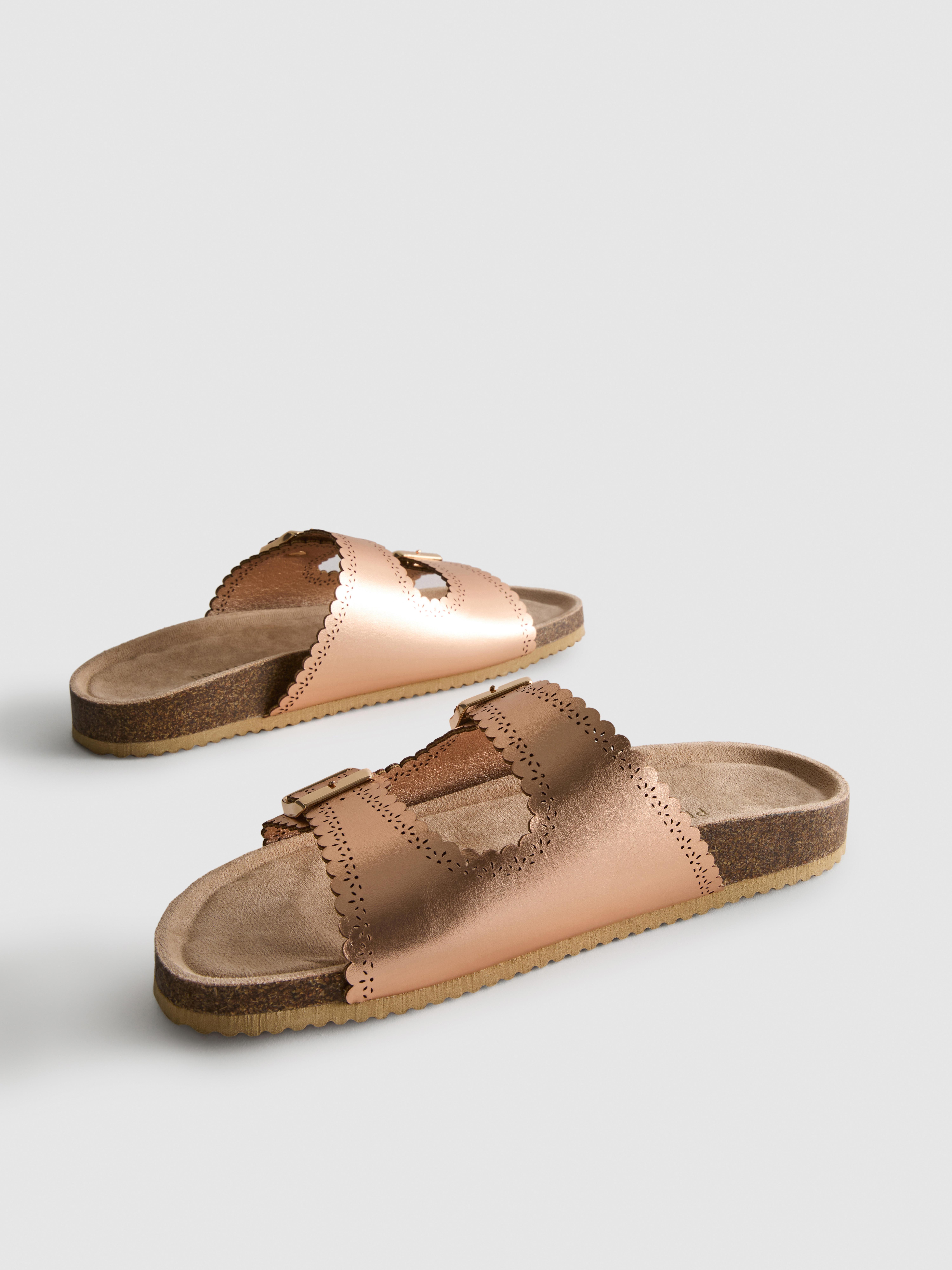 Sandalias con detalles cortados con láser