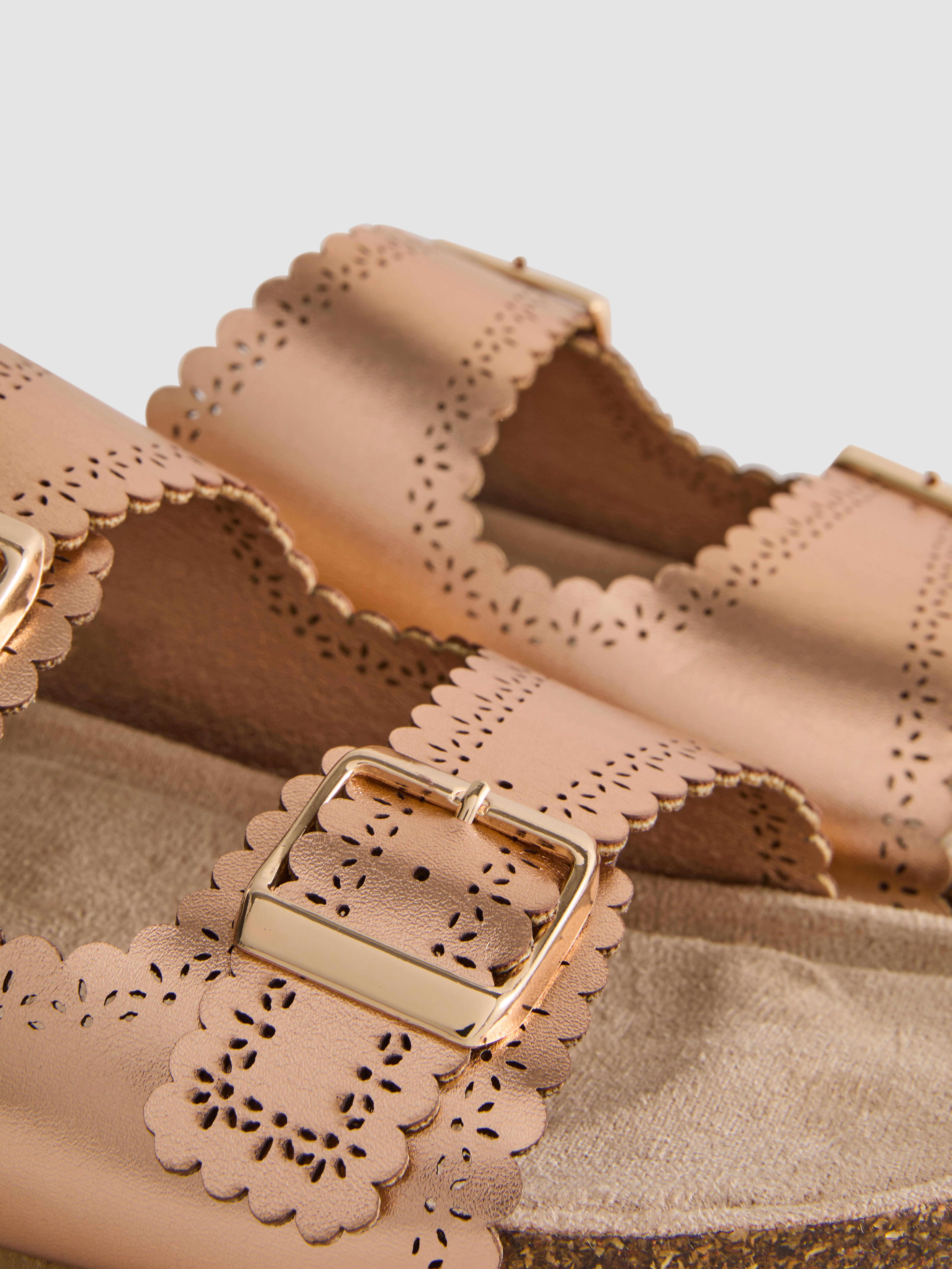 Sandalias con detalles cortados con láser