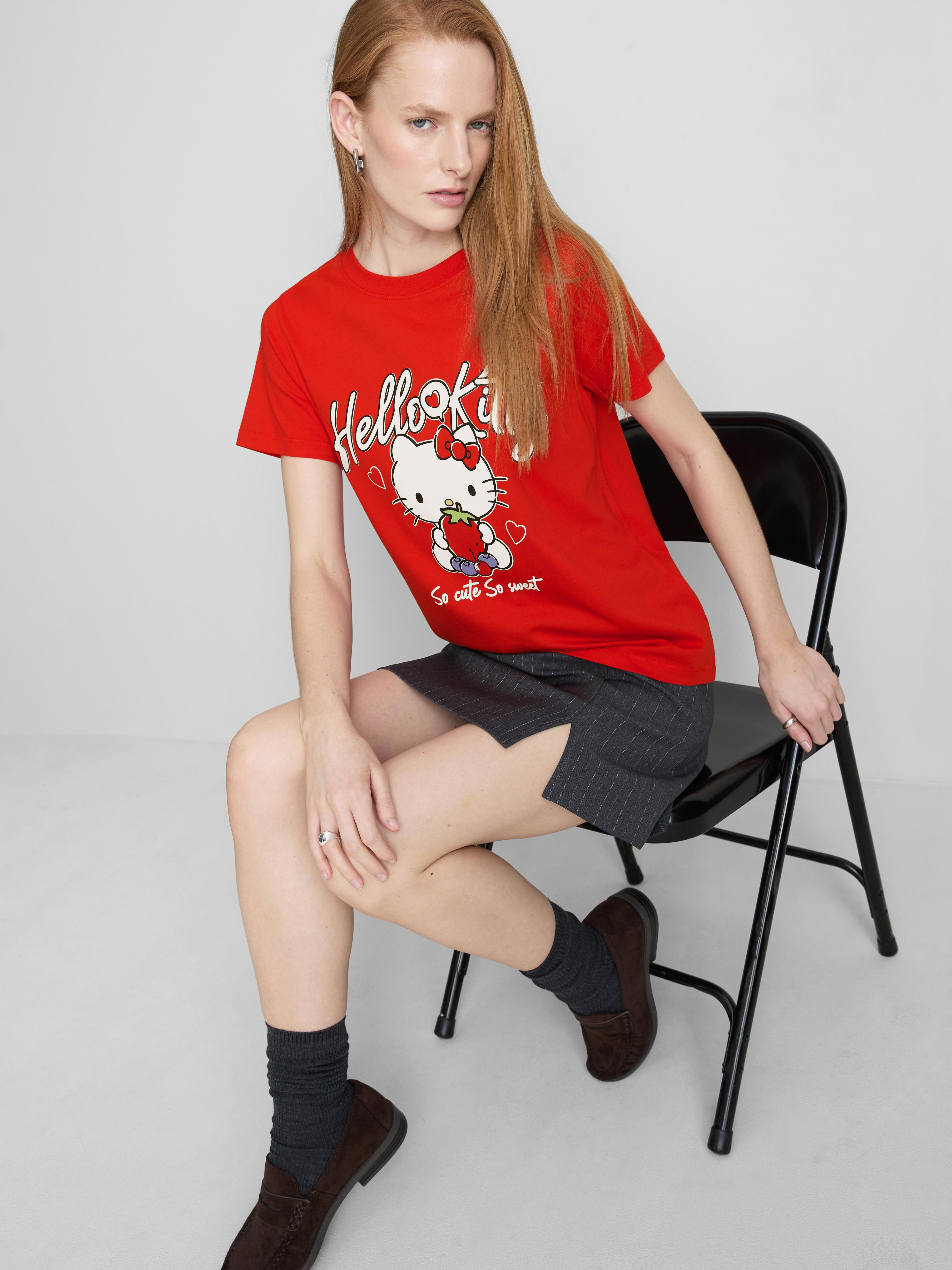 Camiseta holgada de Hello Kitty con fresa
