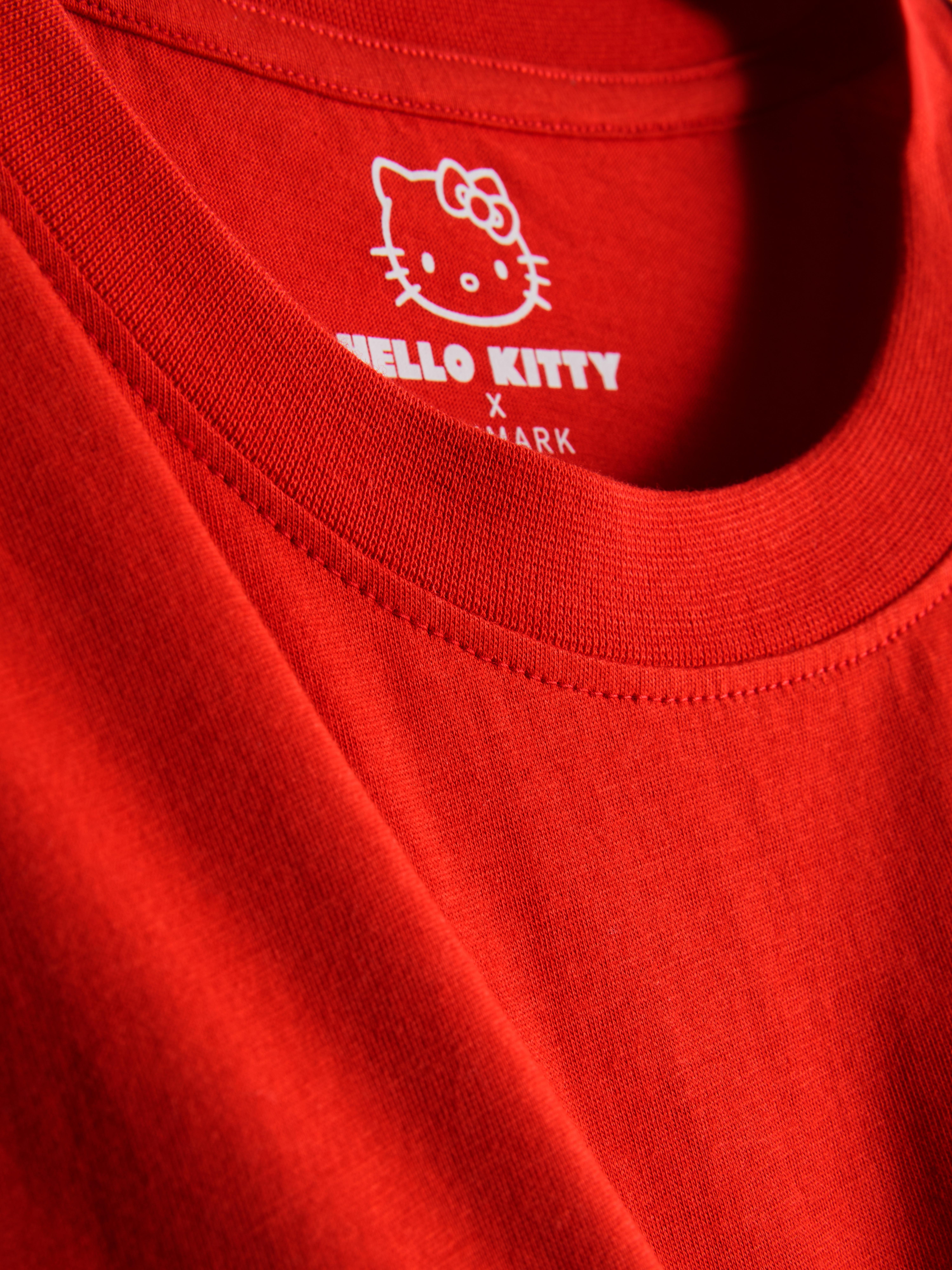 Lässiges „Hello Kitty“ Baumwoll-T-Shirt mit Edrbeer-Print