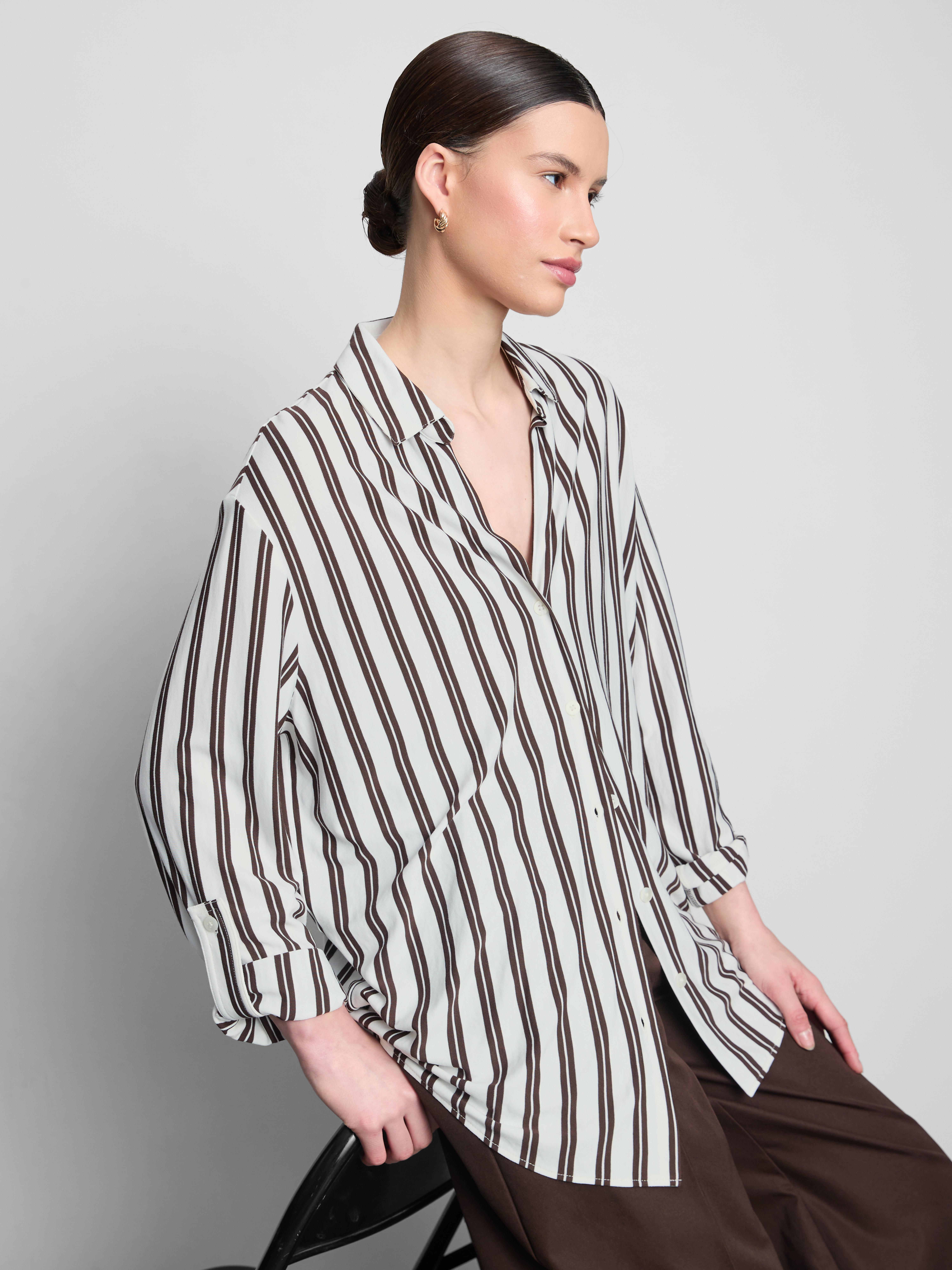 Camisa holgada con bajo curvado