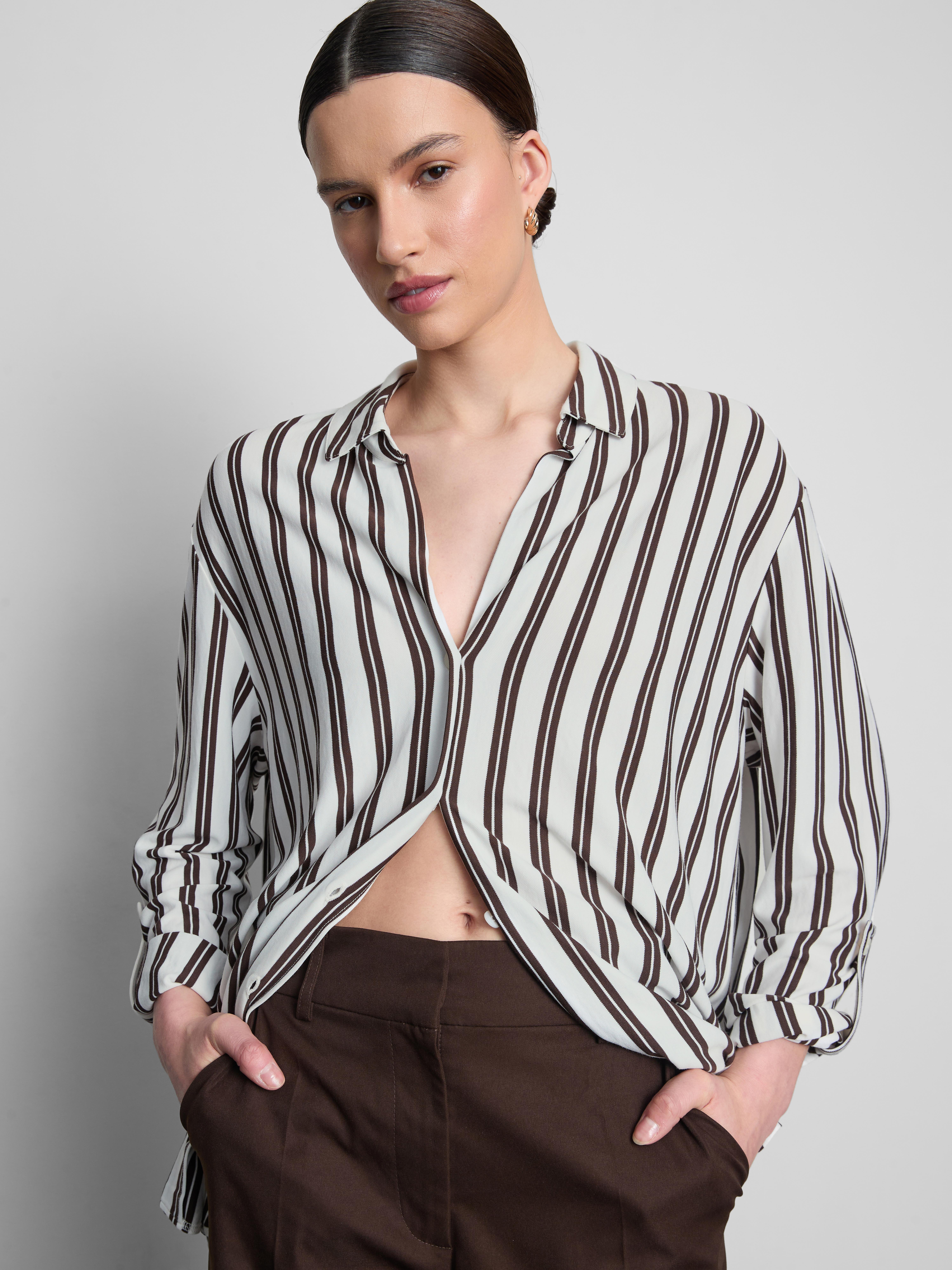 Camisa holgada con bajo curvado