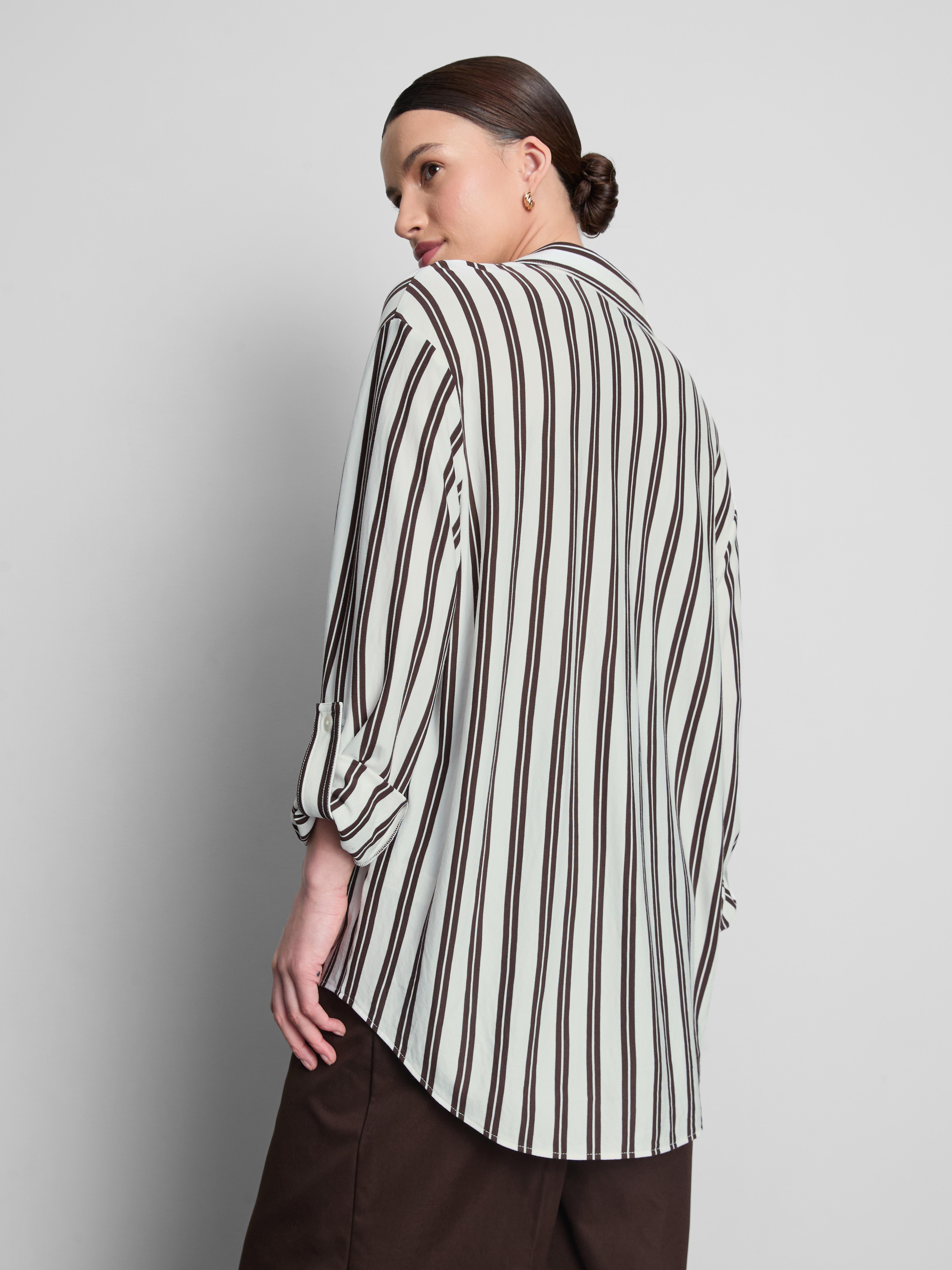 Camisa holgada con bajo curvado