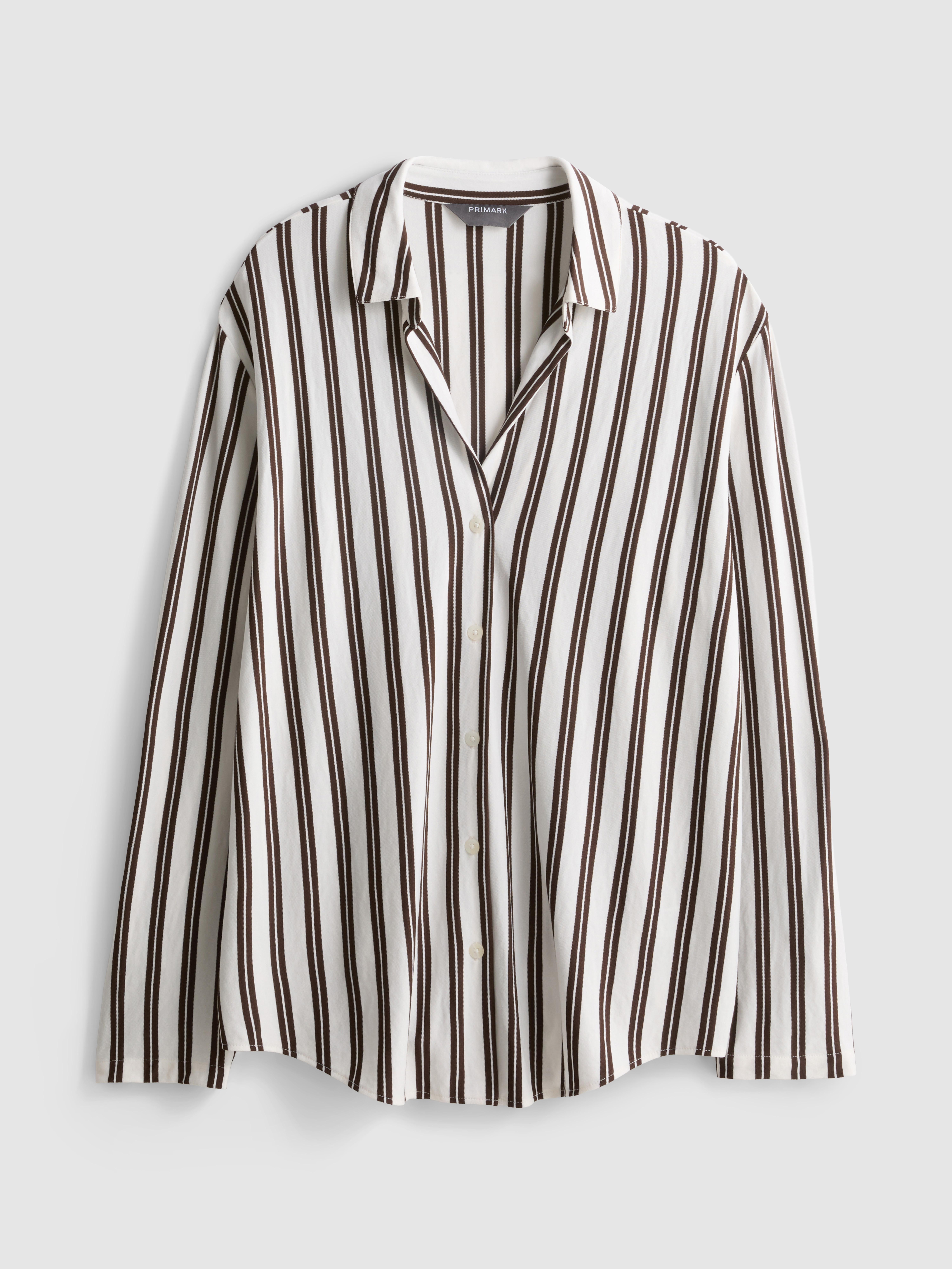 Camisa holgada con bajo curvado