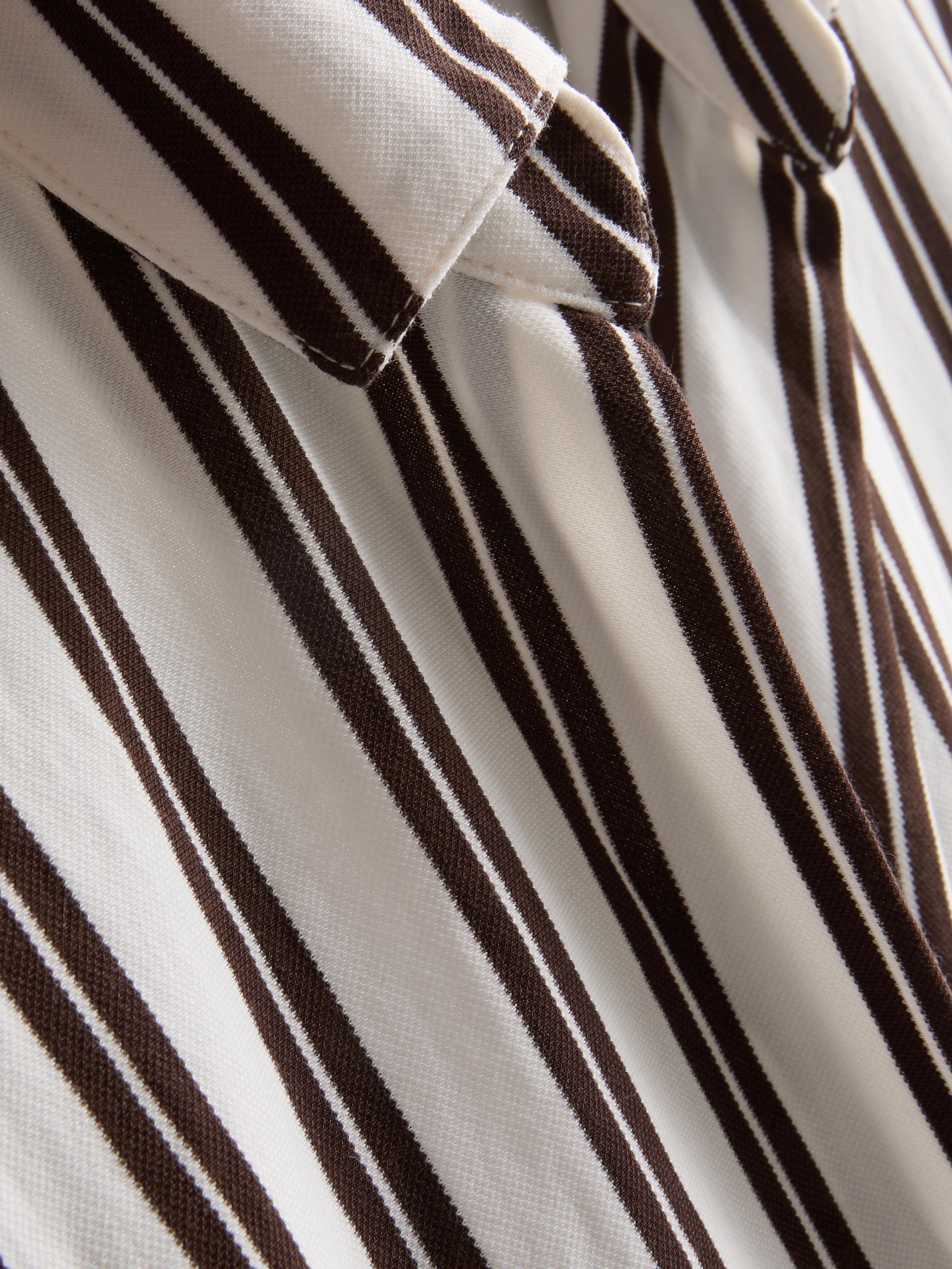 Camisa holgada con bajo curvado