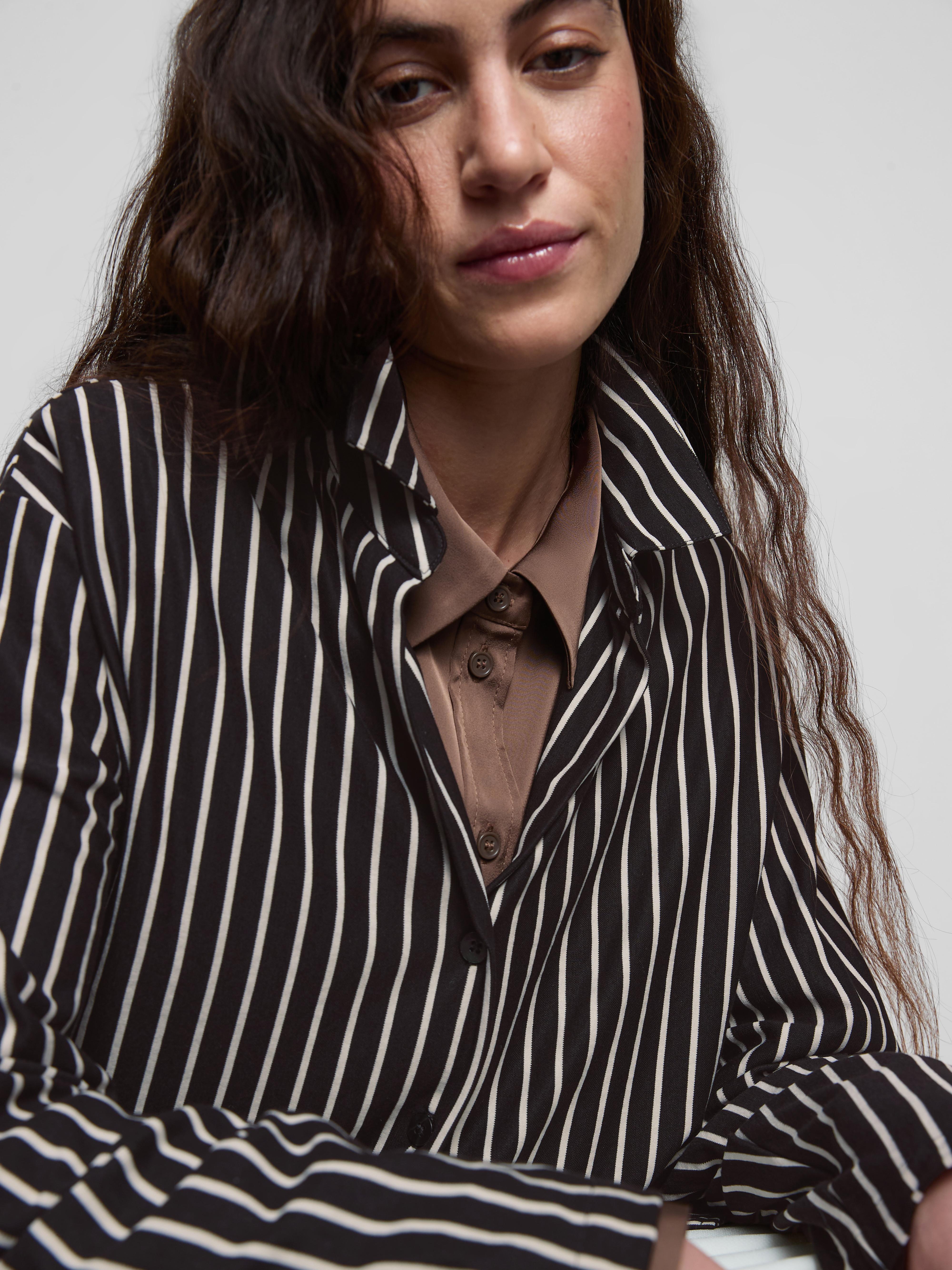 Camisa corte folgado bainha curva