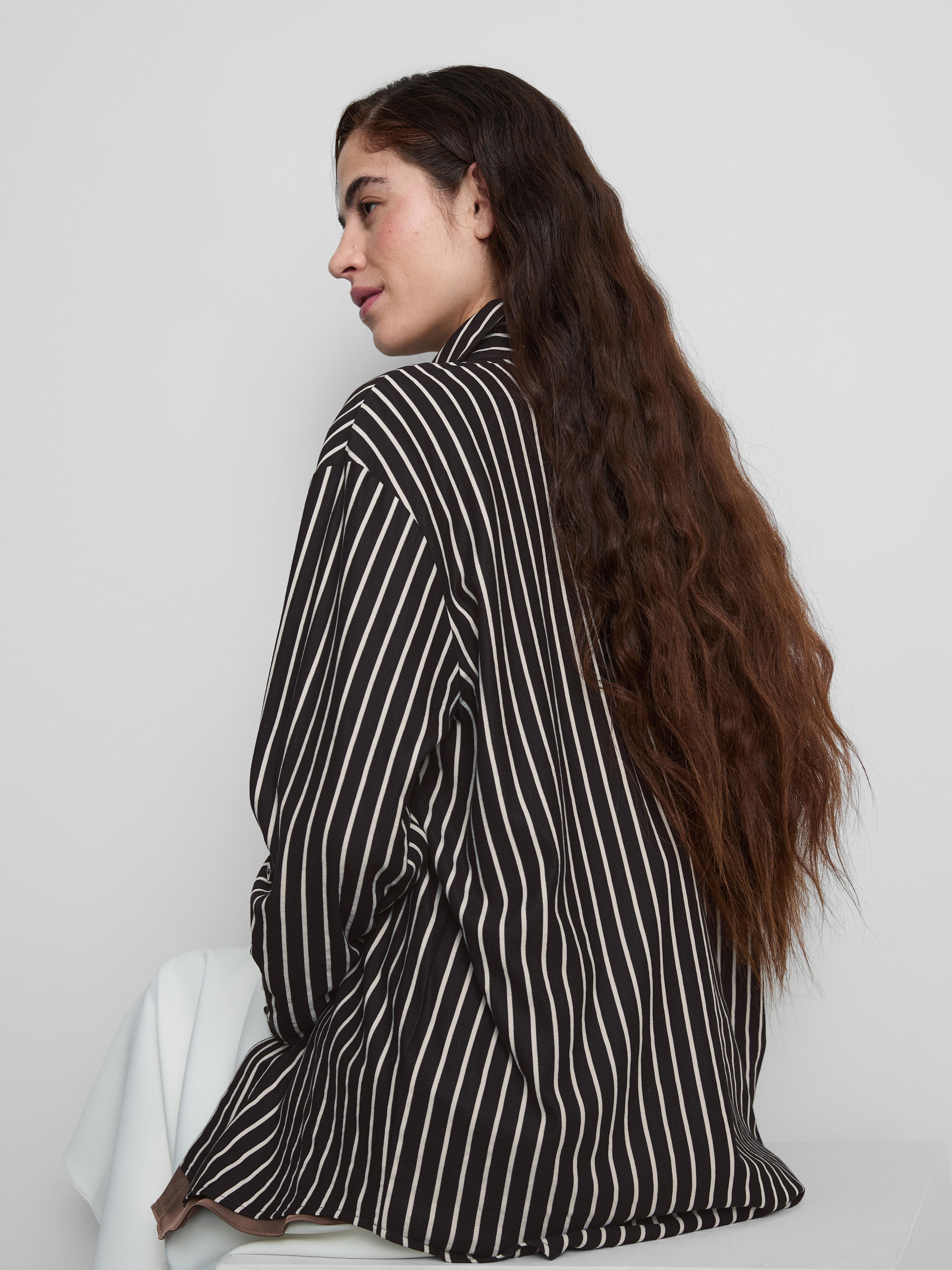 Camisa corte folgado bainha curva