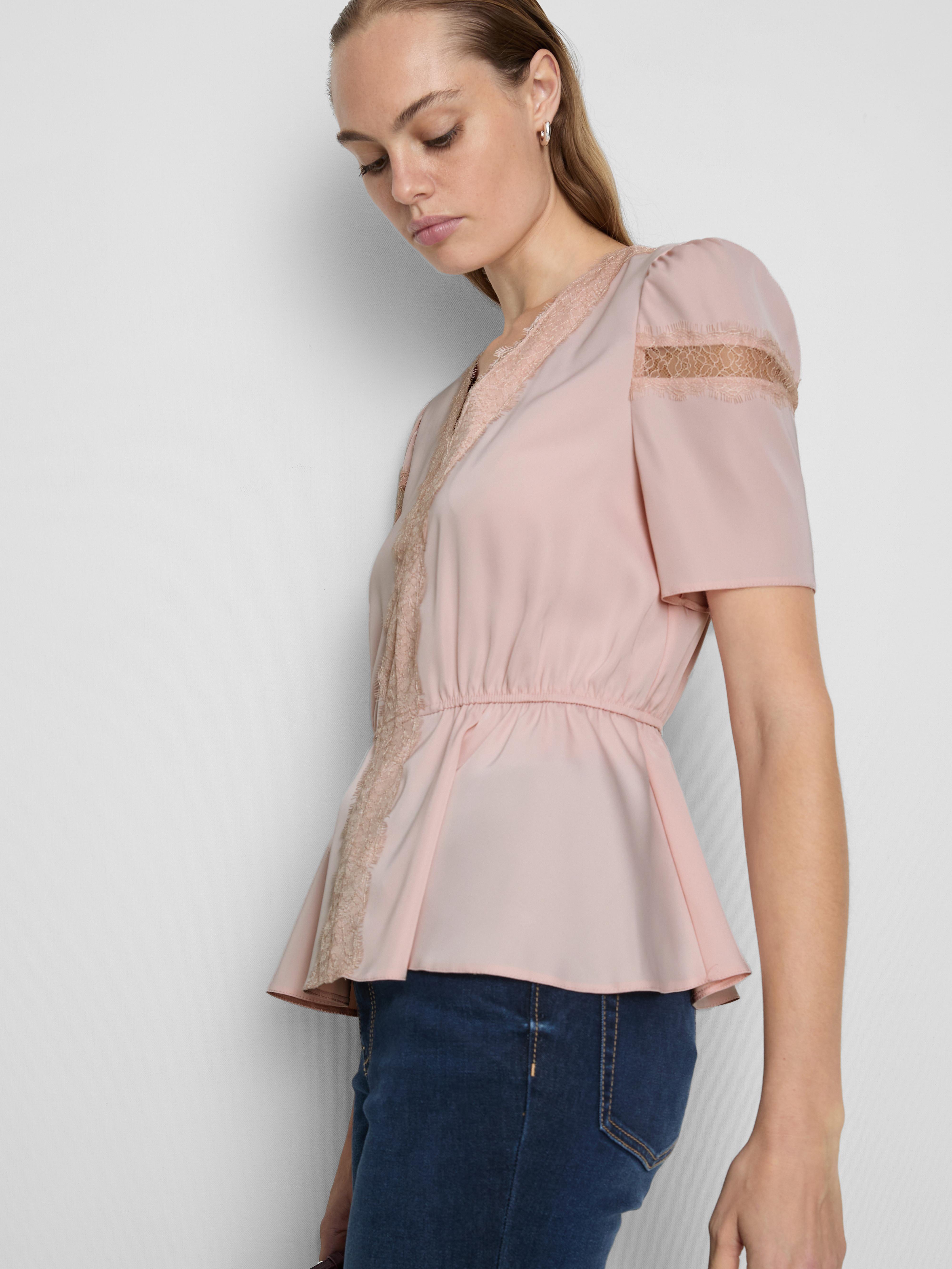 Chemisier en satin à empiècements en dentelle