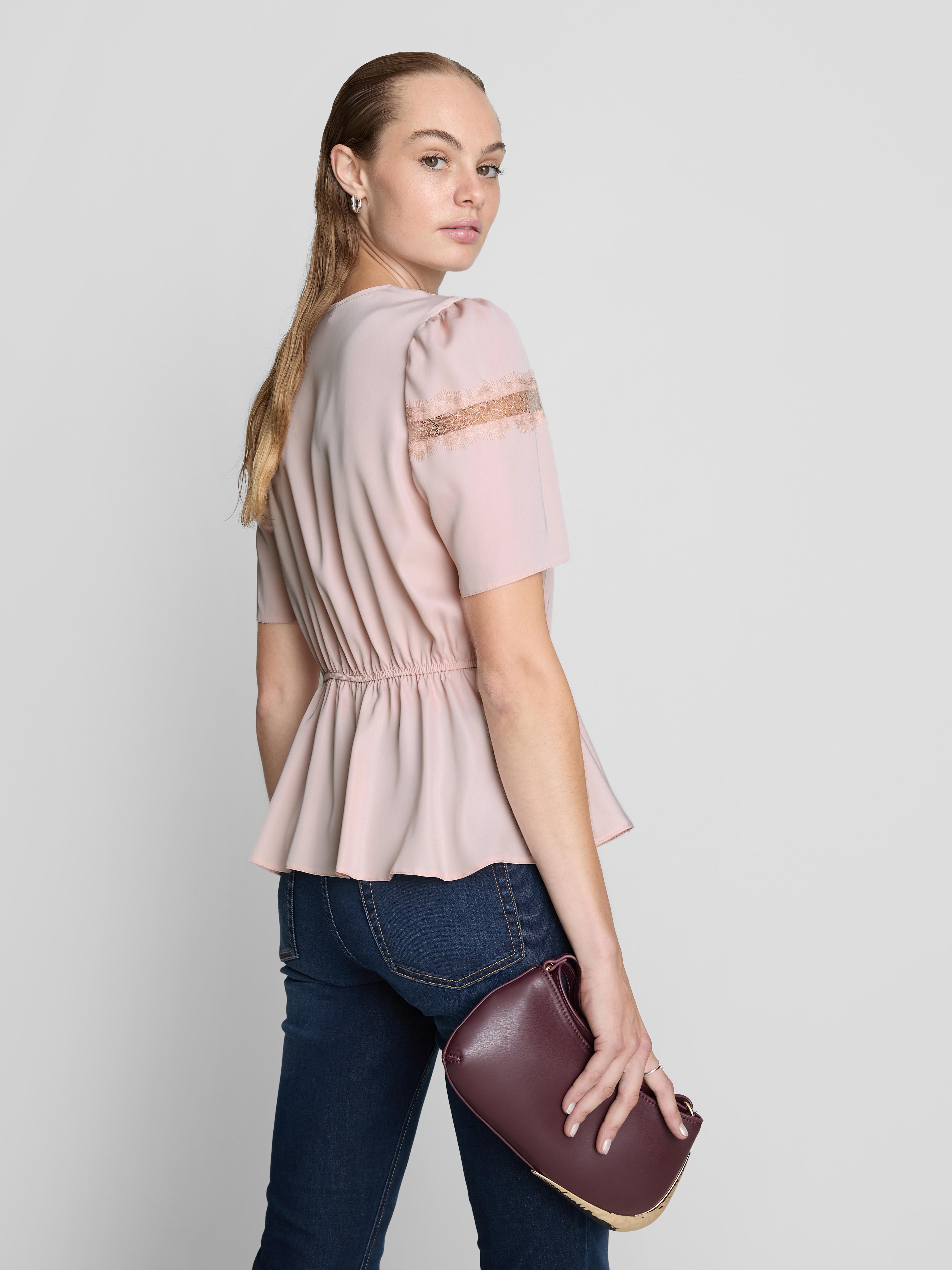 Chemisier en satin à empiècements en dentelle