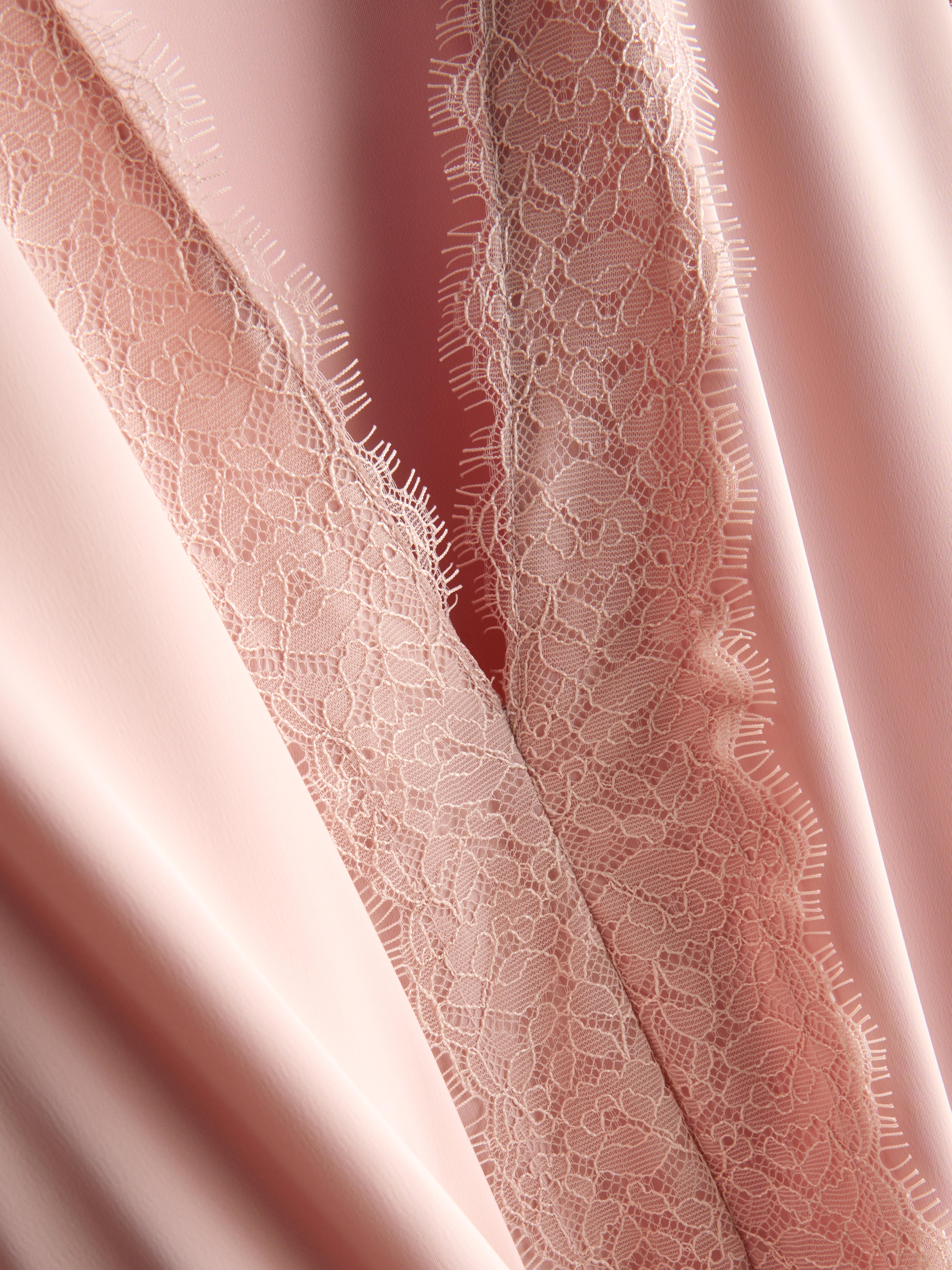 Chemisier en satin à empiècements en dentelle