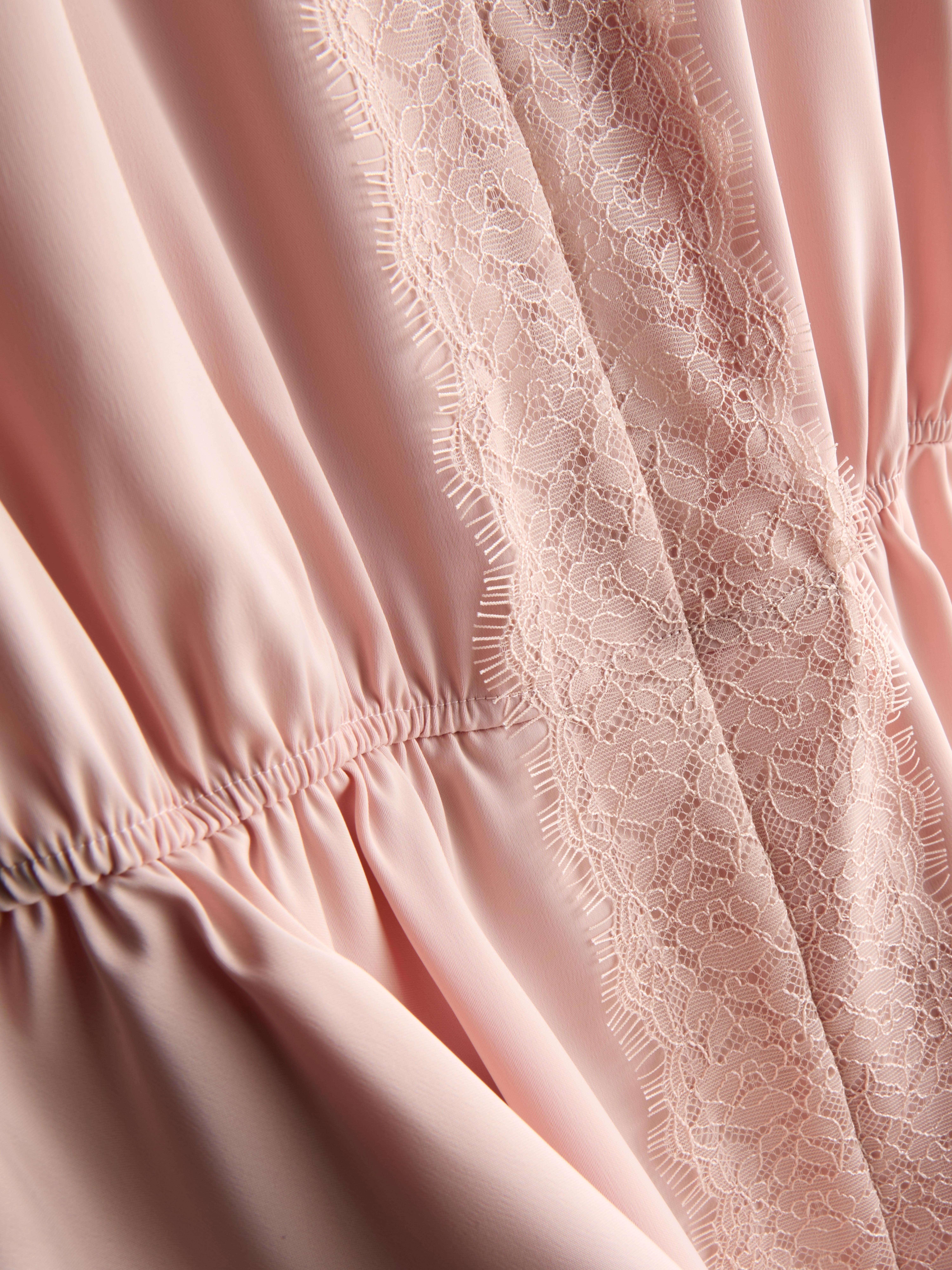 Chemisier en satin à empiècements en dentelle