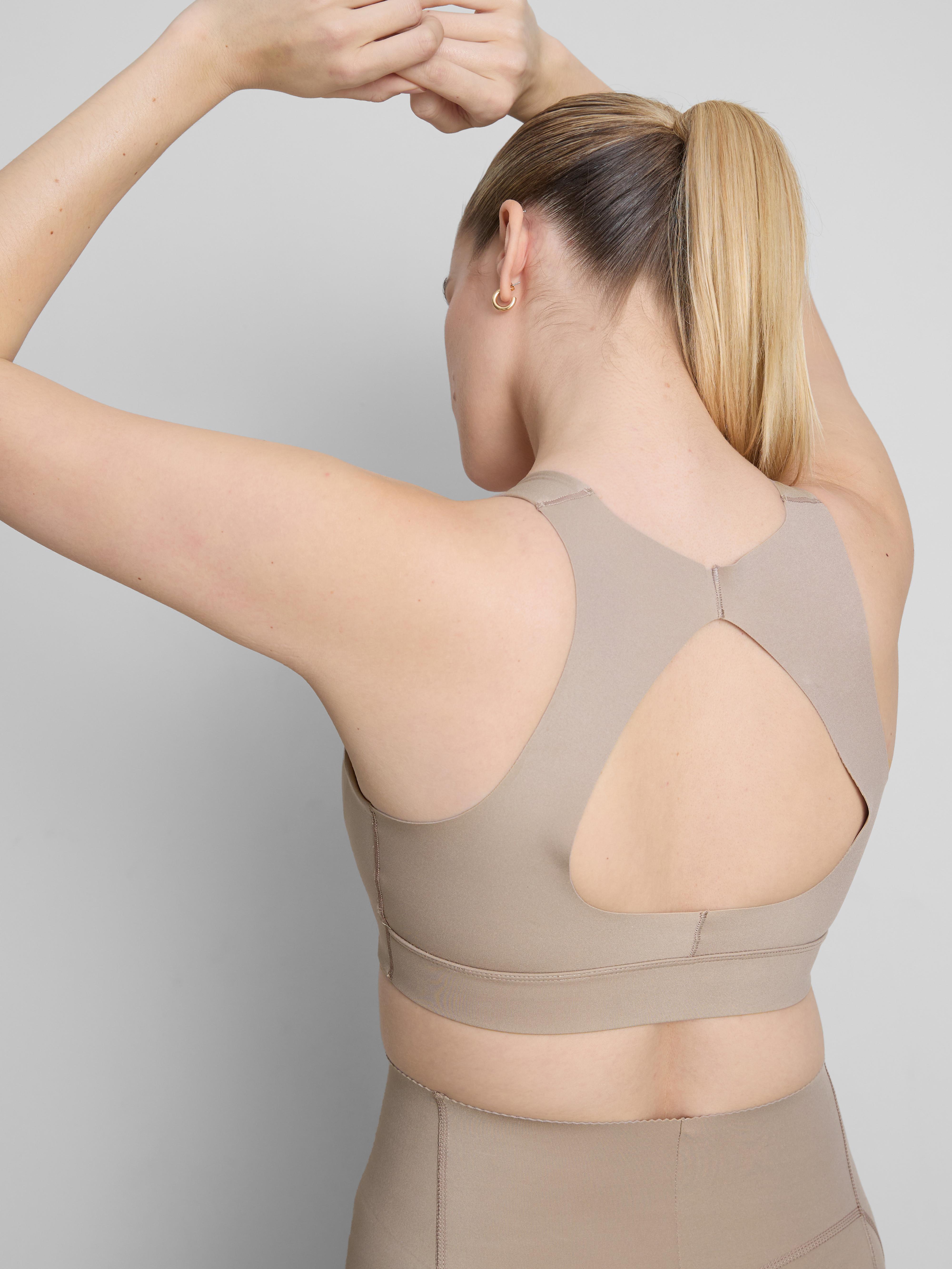 Korte sporttop met uitsnede BodySculpt