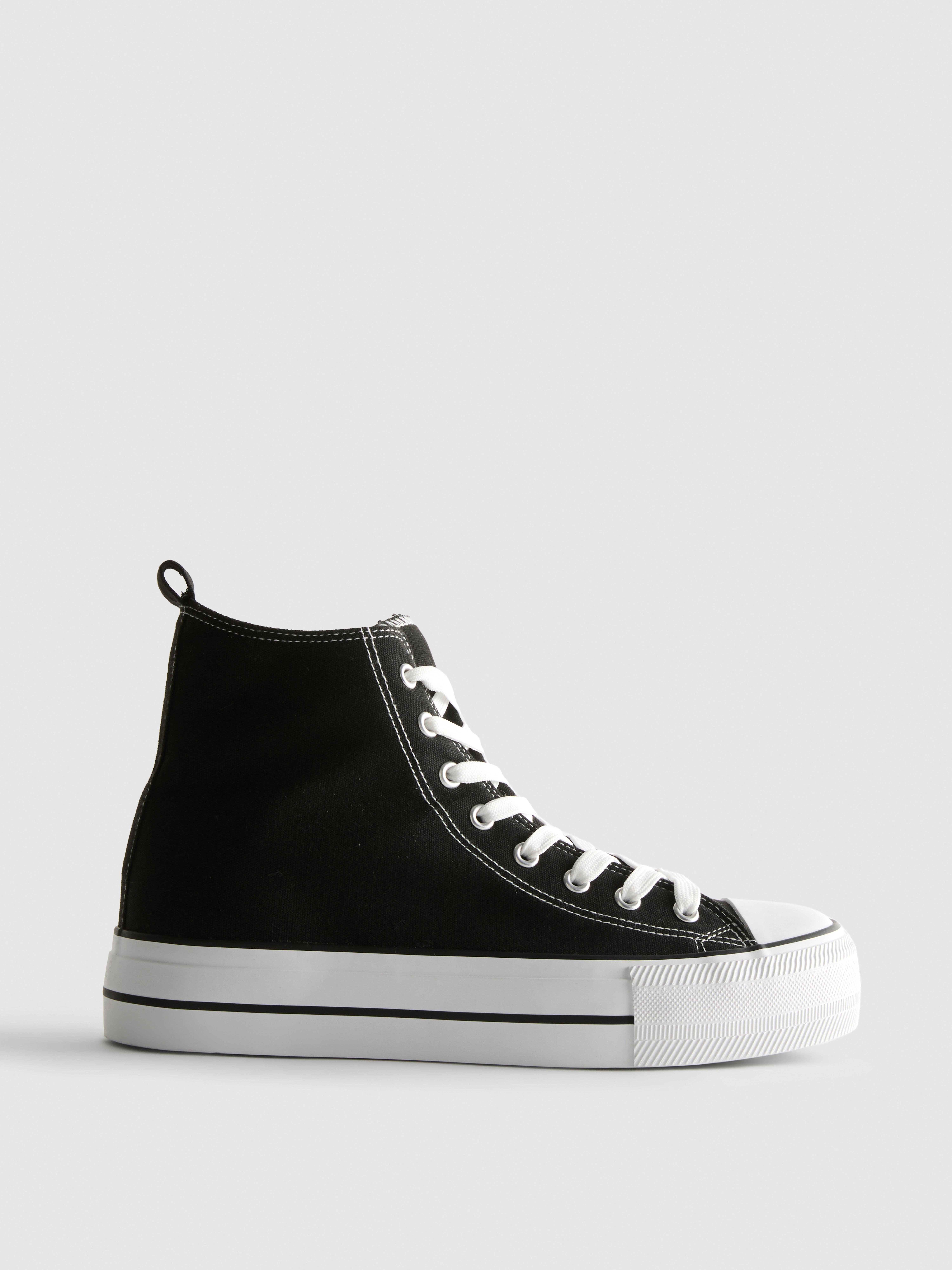 Magas szárú vászon sportcipő