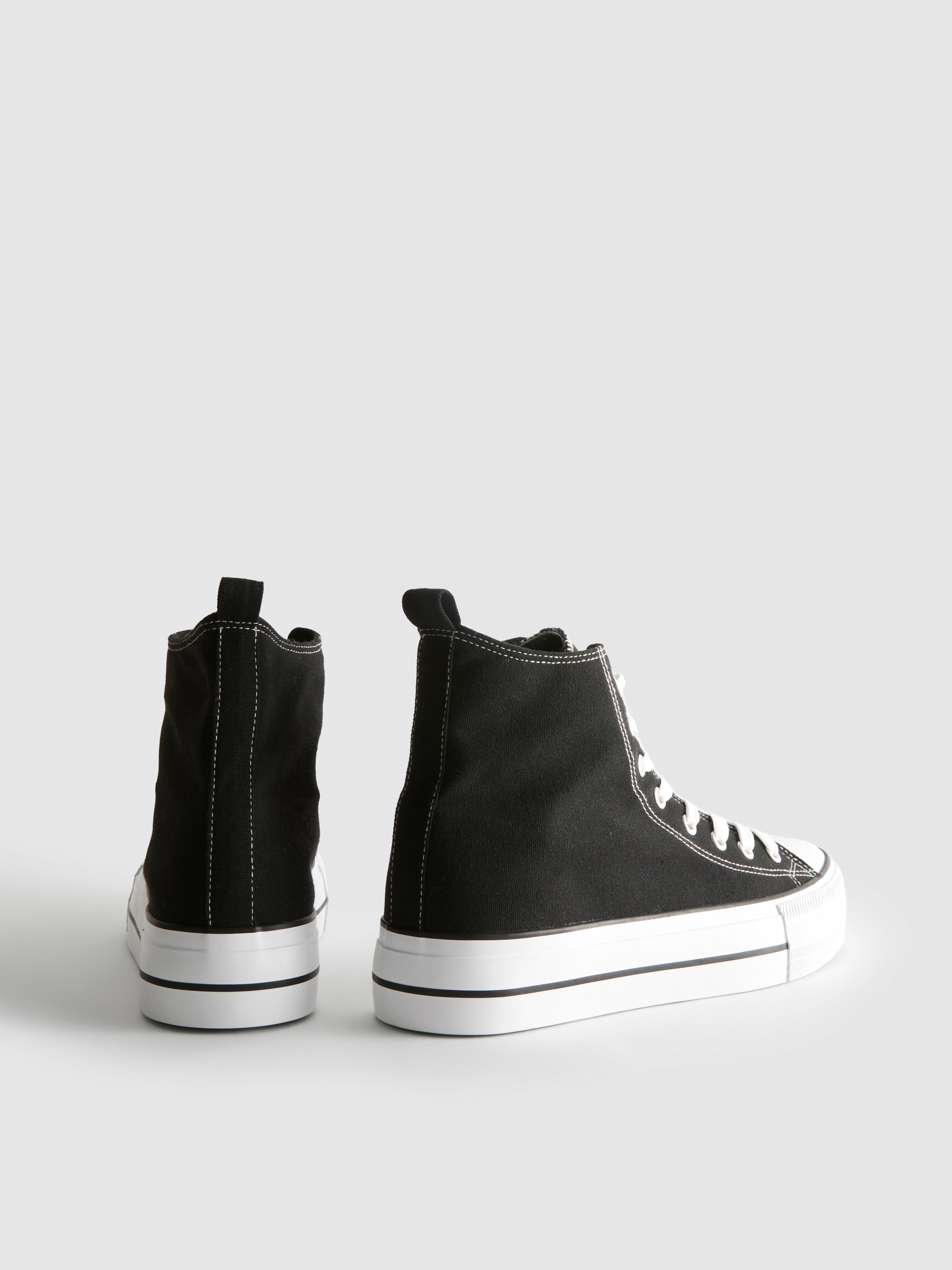 Magas szárú vászon sportcipő