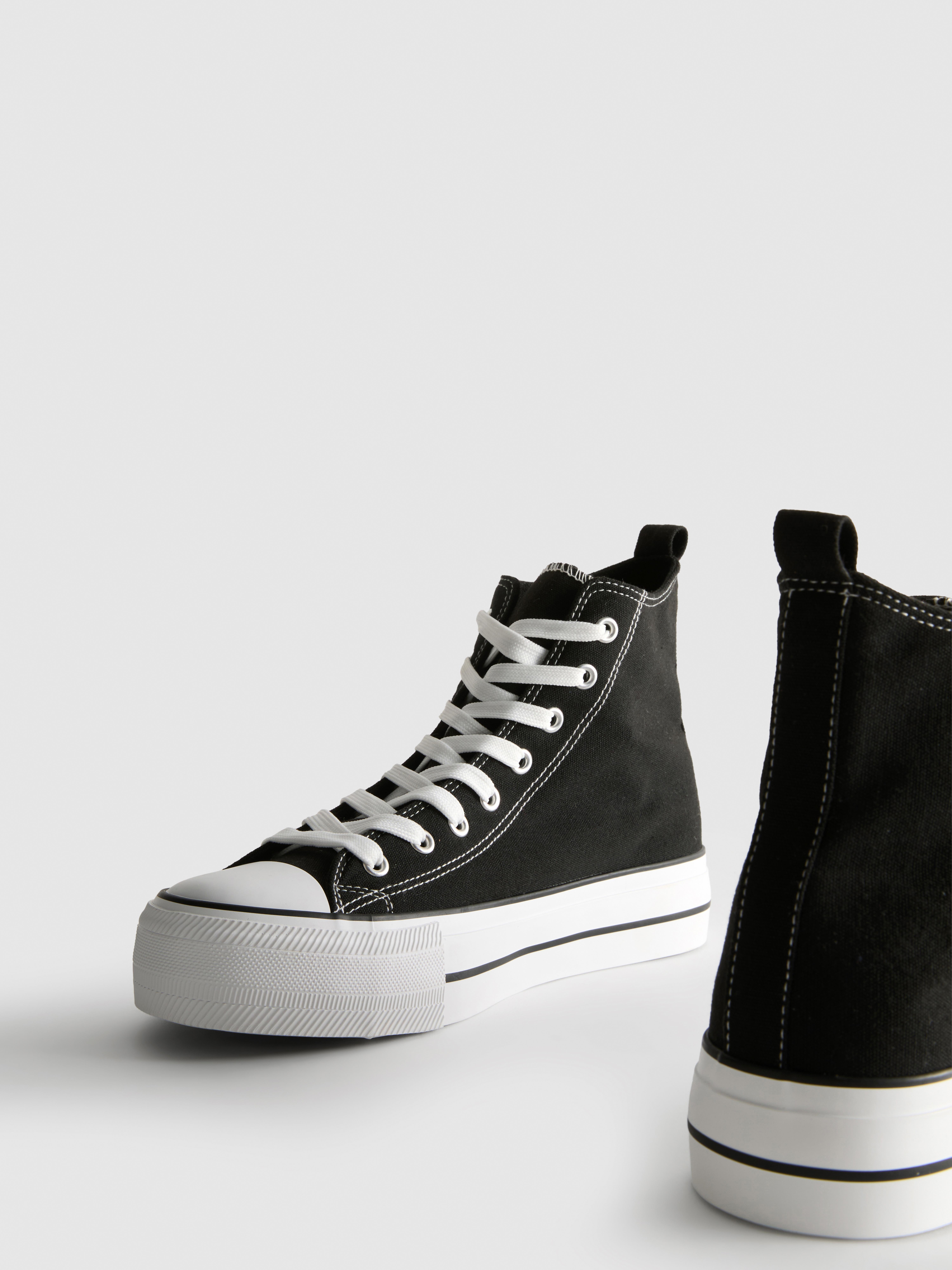 Magas szárú vászon sportcipő