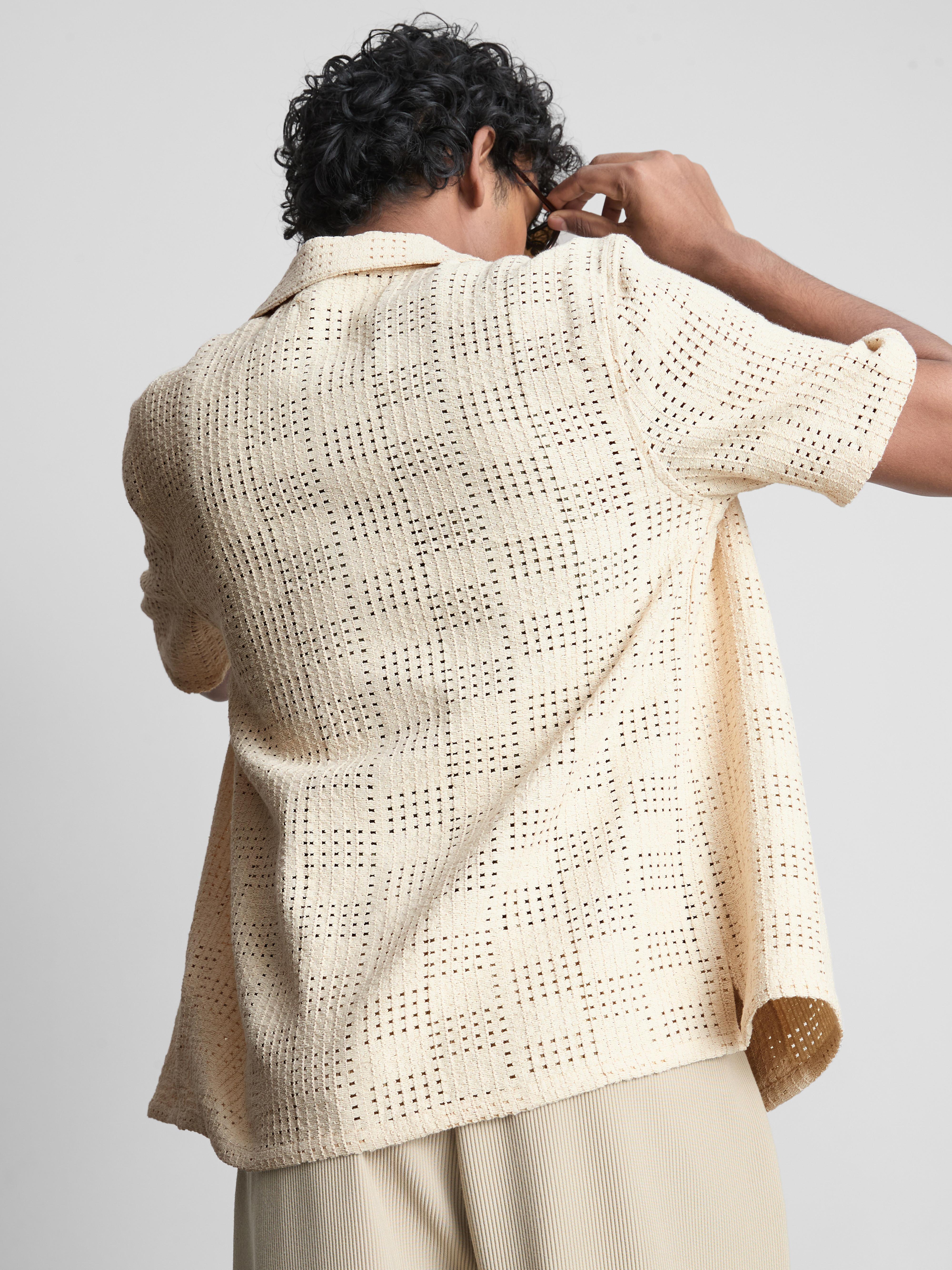 Kvačkana srajca s karirastim motivom