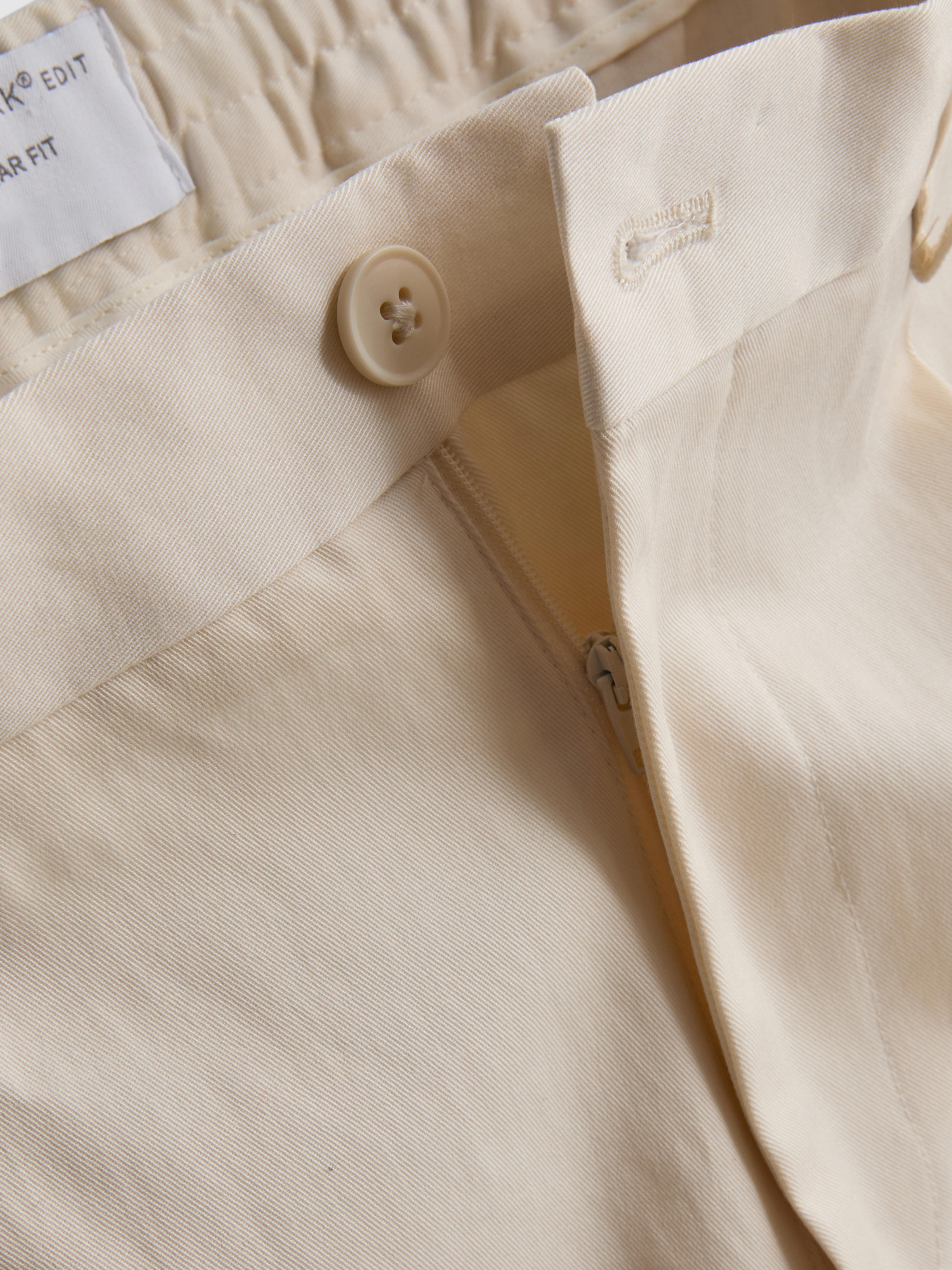 The Edit karcsúsított szabású, csiszolt felületű nadrág