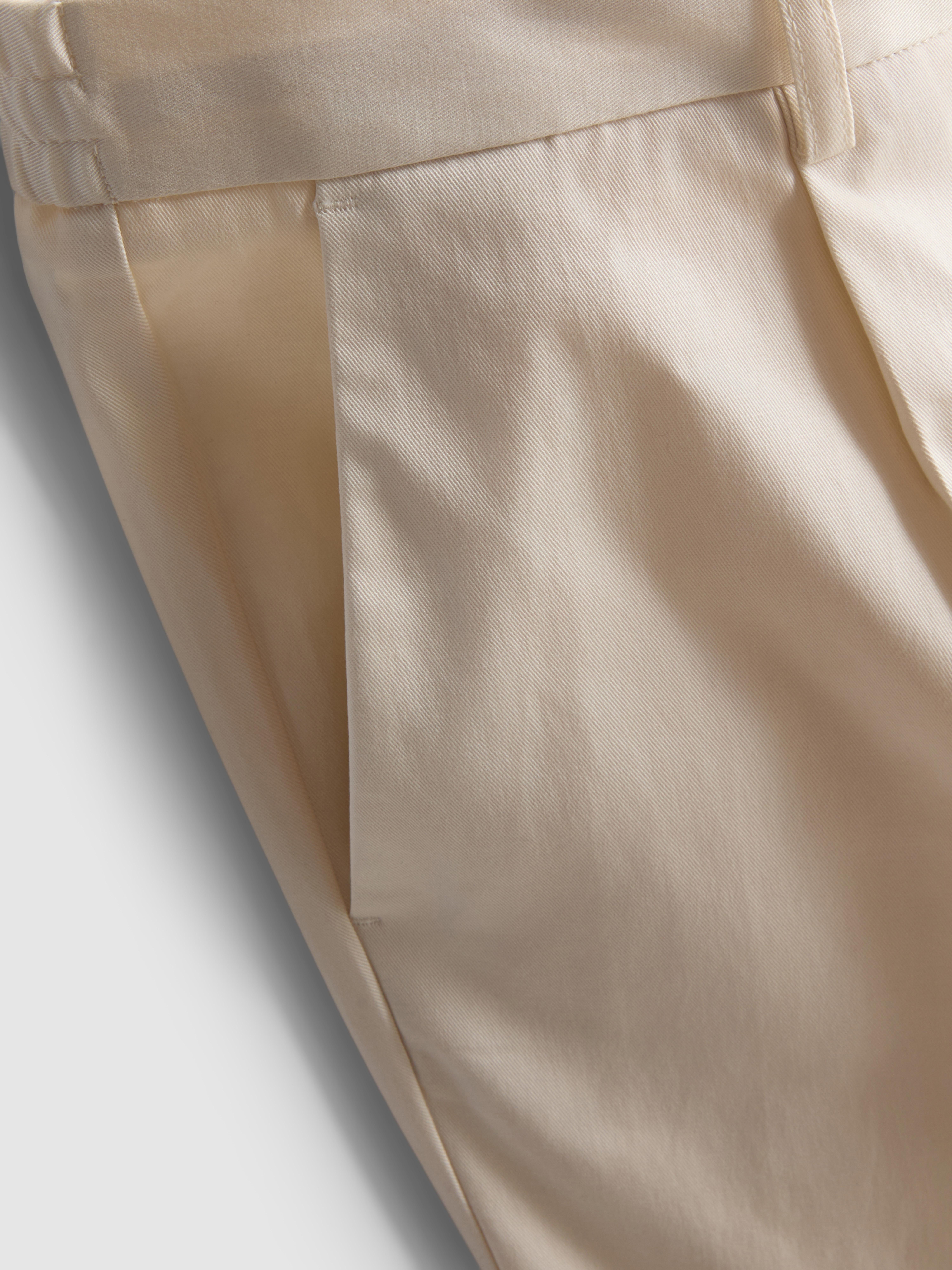 The Edit karcsúsított szabású, csiszolt felületű nadrág