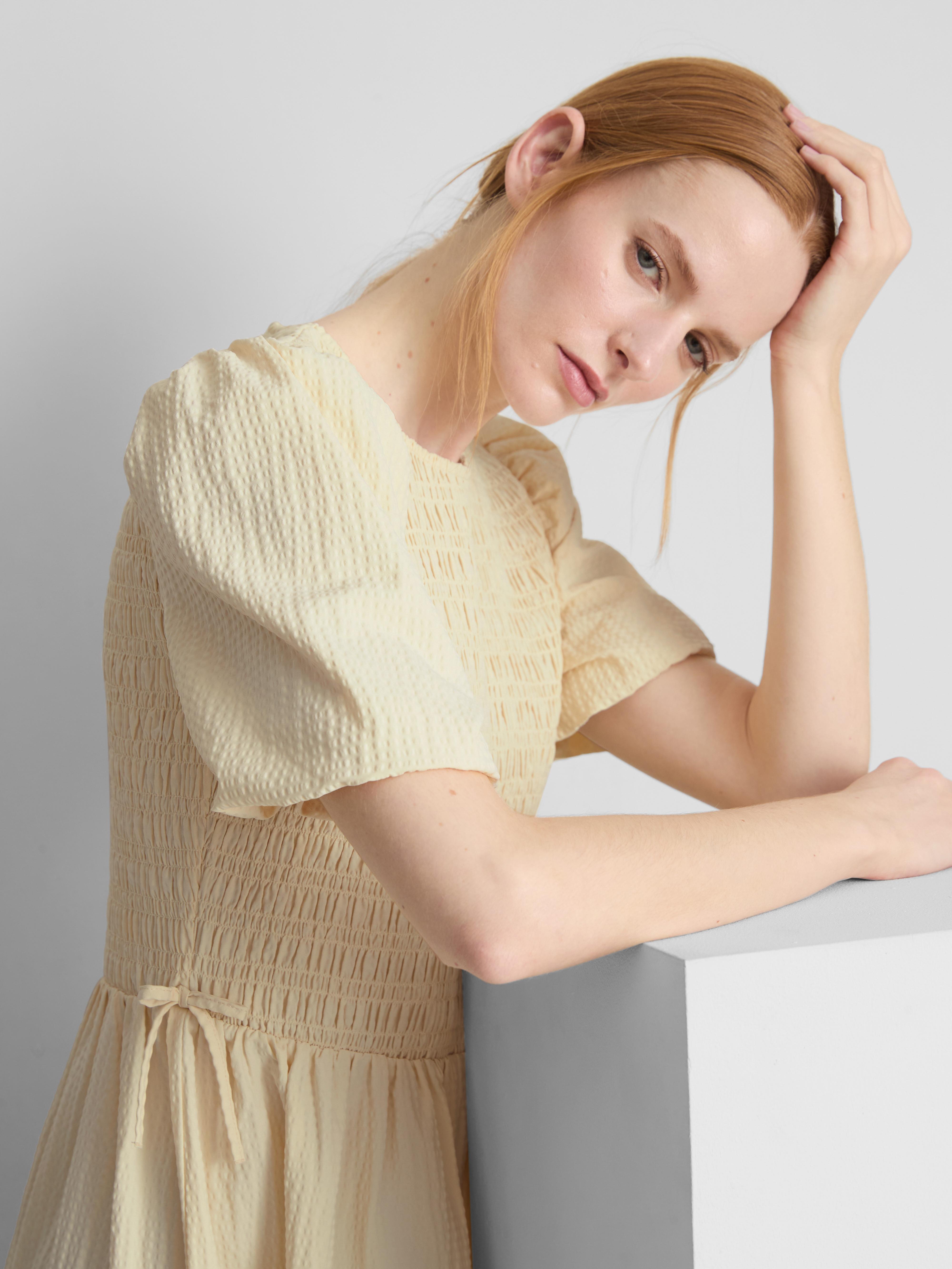 Gesmoktes Midikleid aus Seersucker