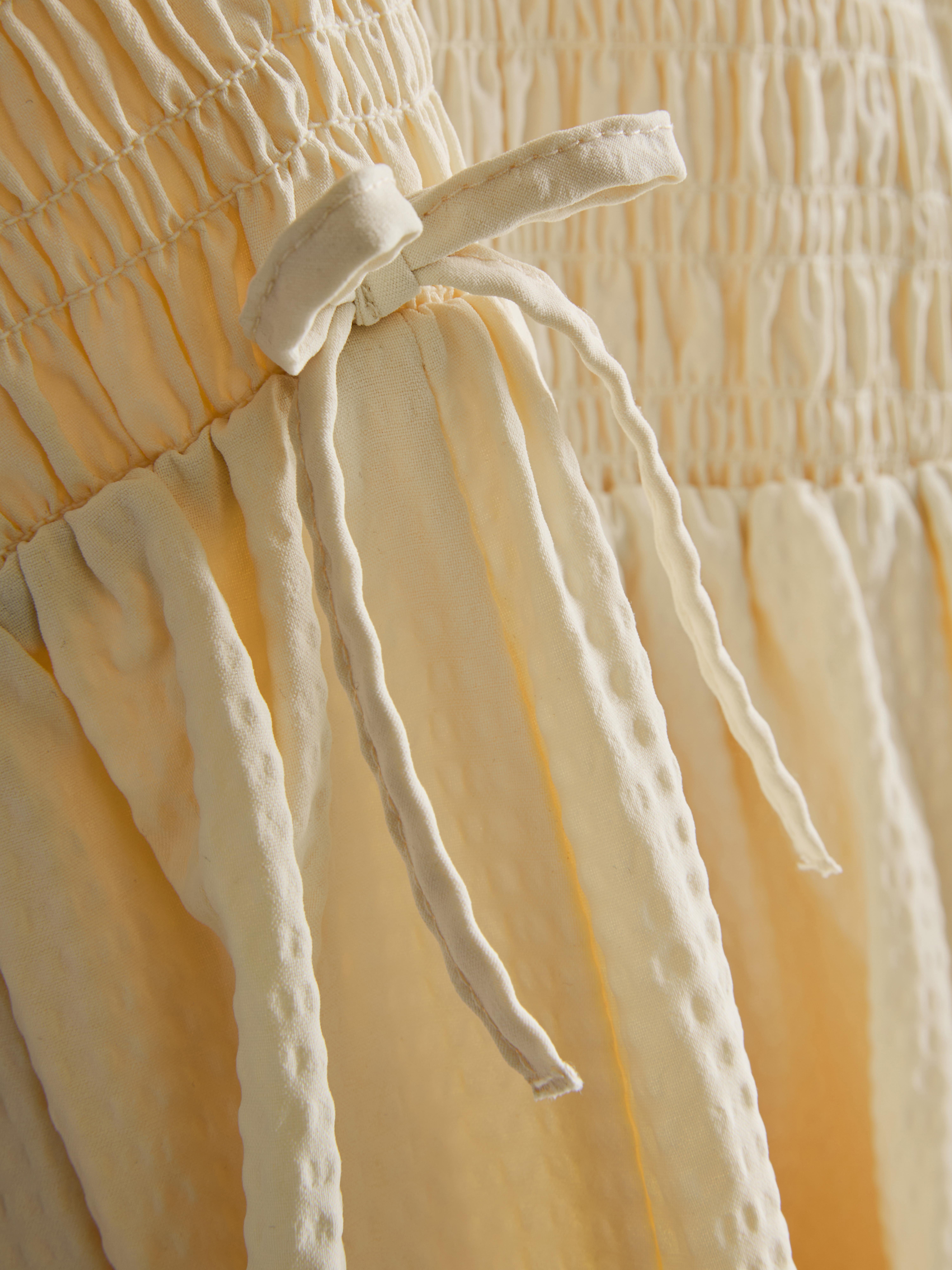 Gesmoktes Midikleid aus Seersucker