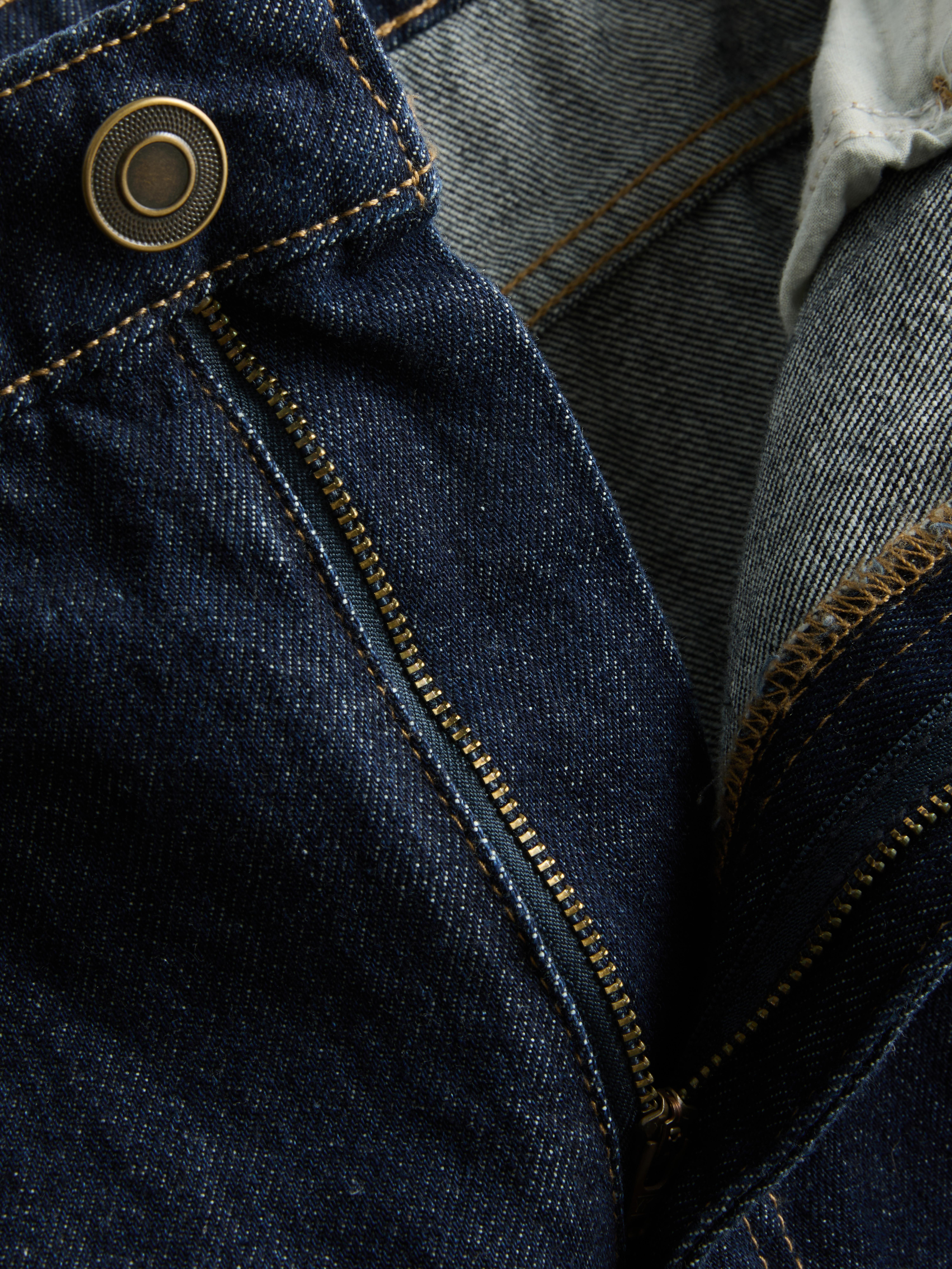 Mid-Rise Baggy Jeans