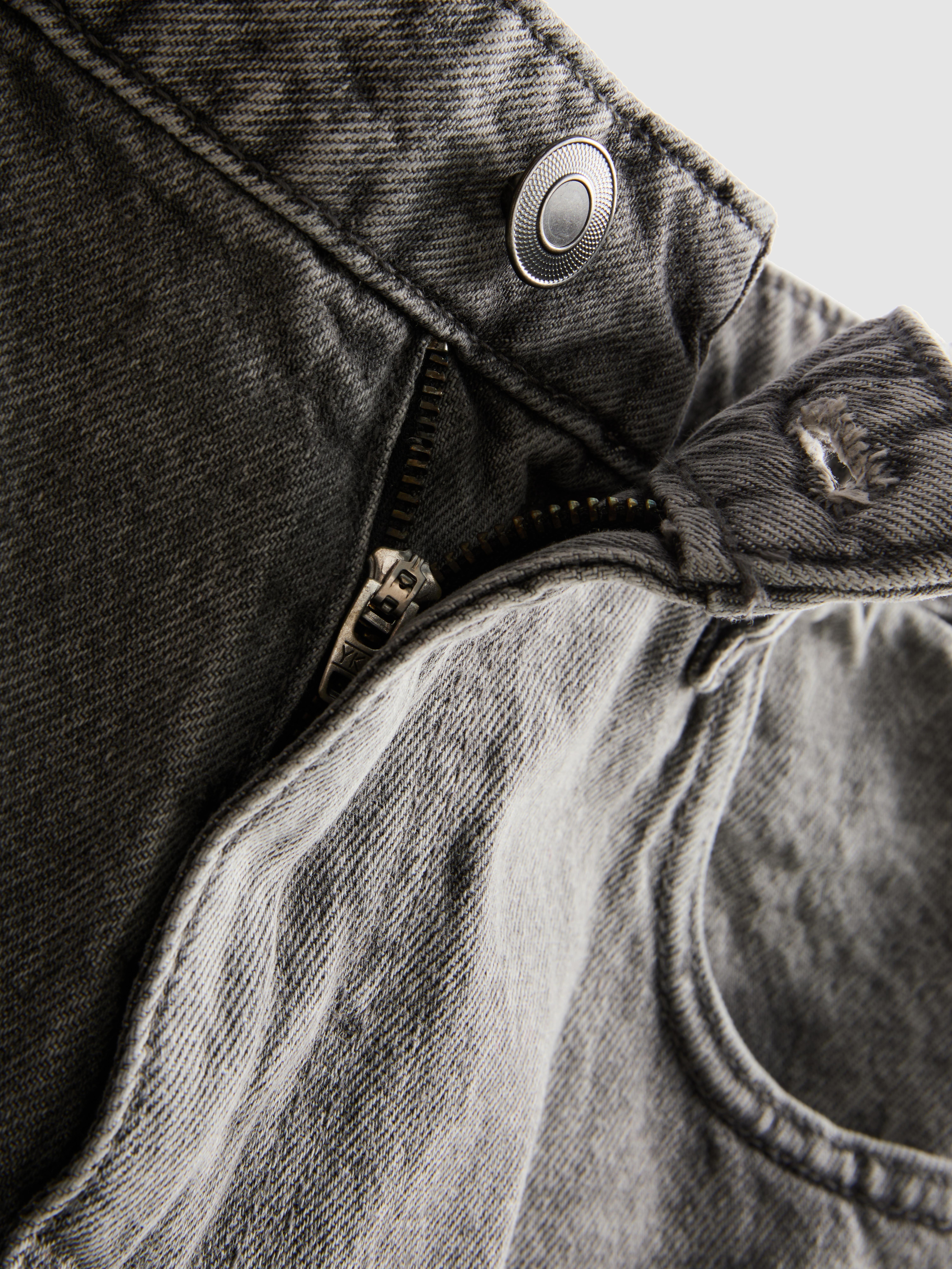 Mid-Rise Baggy Jeans