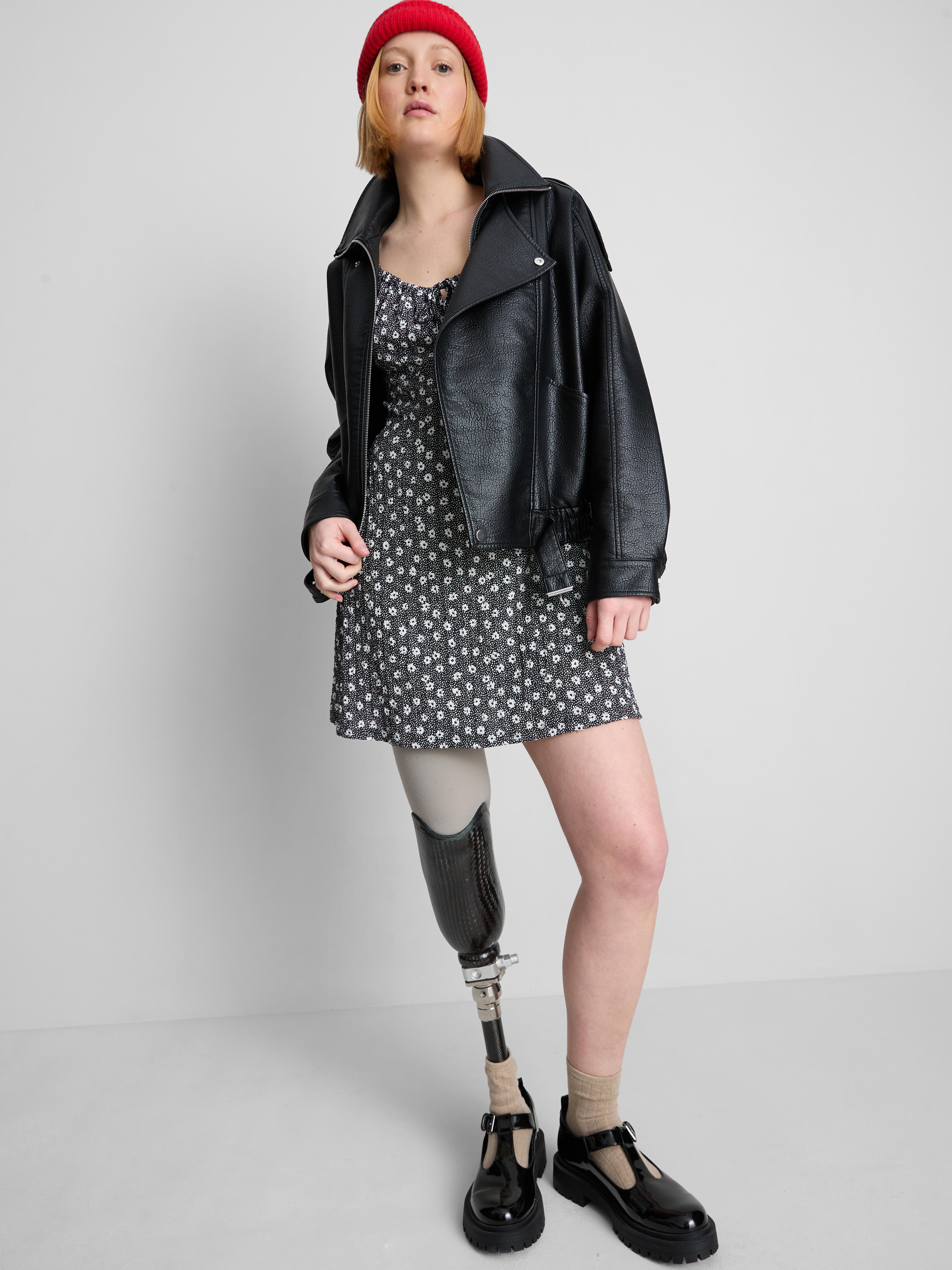 Vestido corto con frunces y manga casquillo