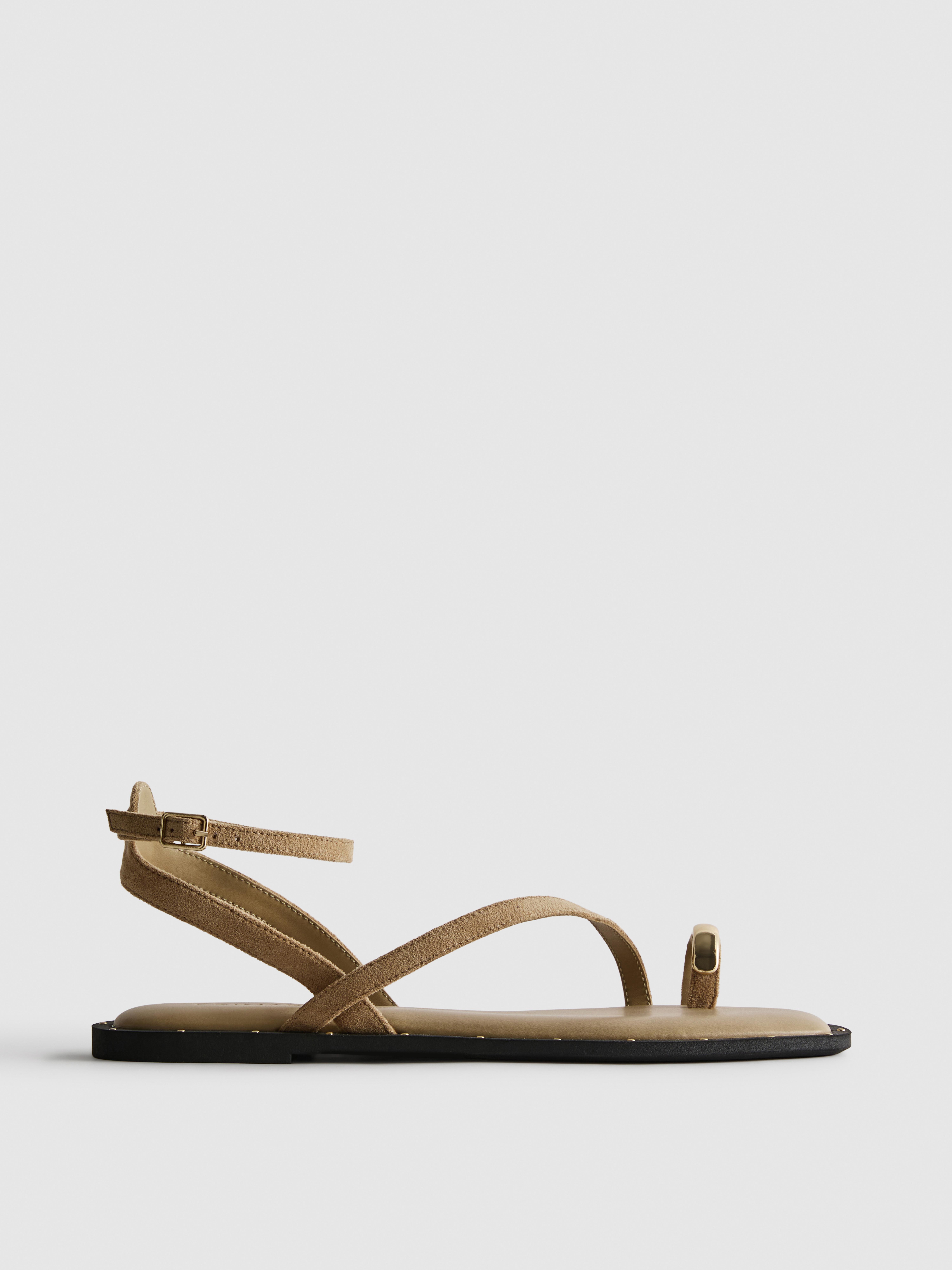 Sandalen mit Nieten und Zehenschlaufe