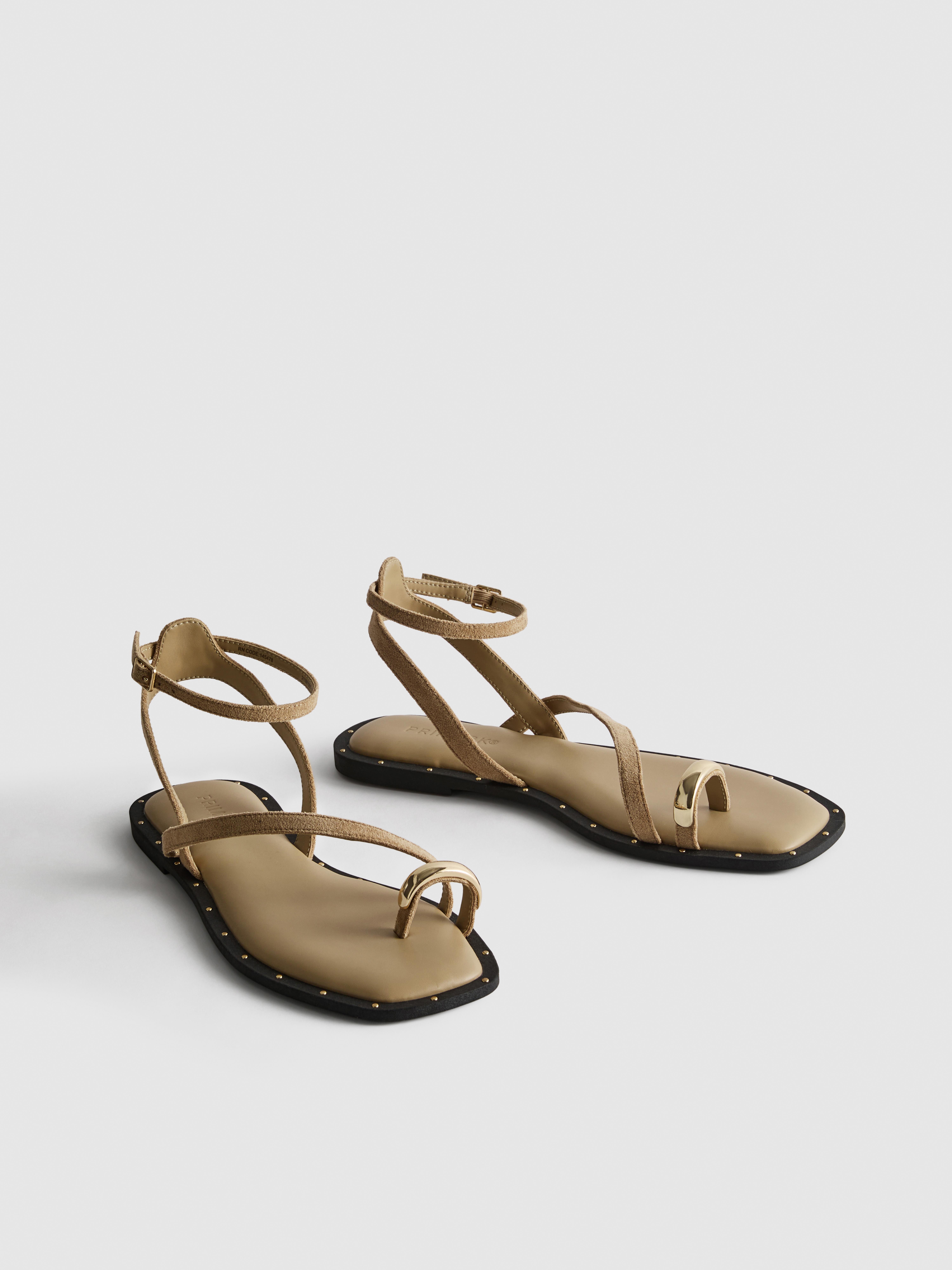 Sandali con anello alluce e borchie