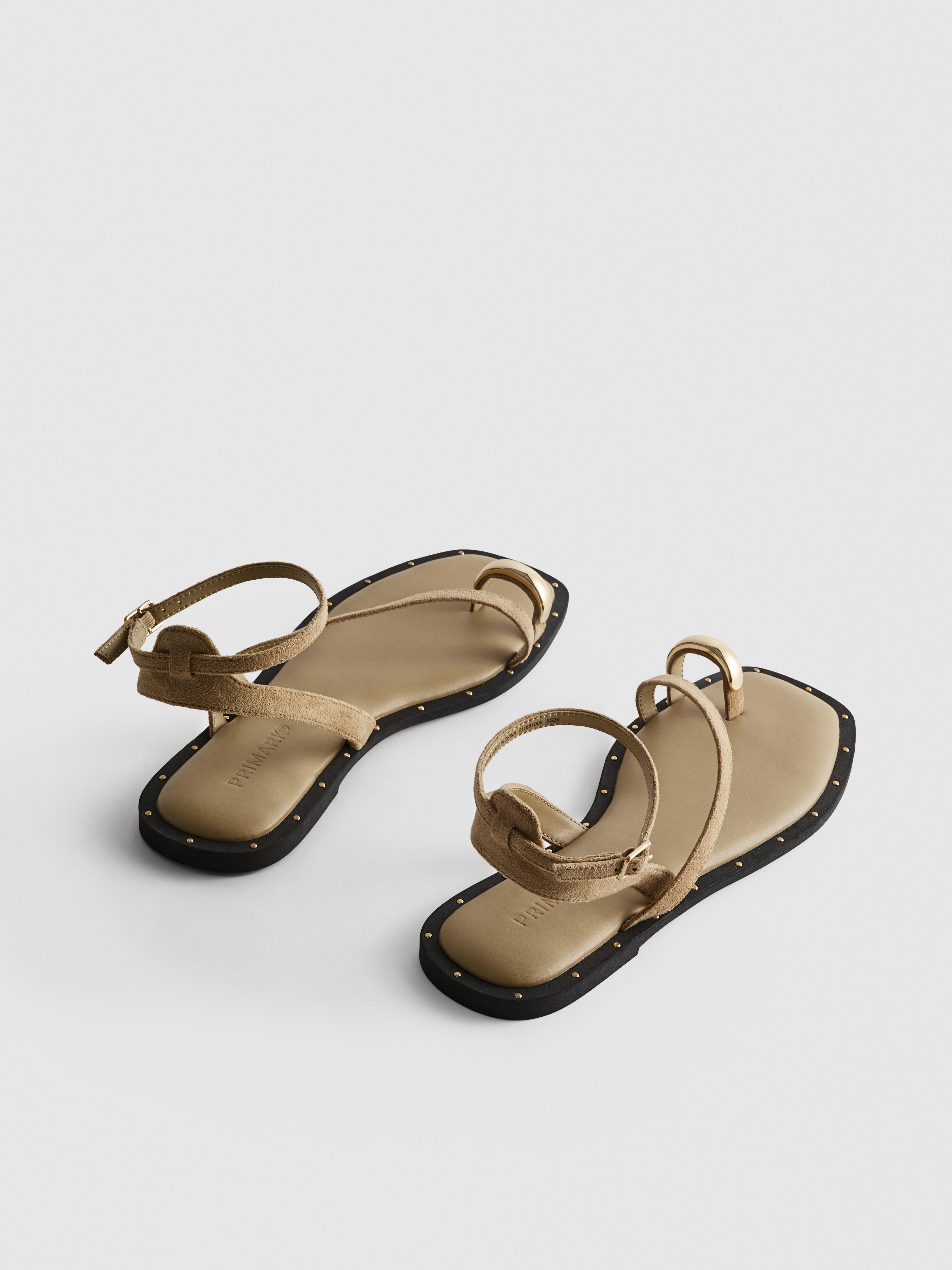 Sandali con anello alluce e borchie