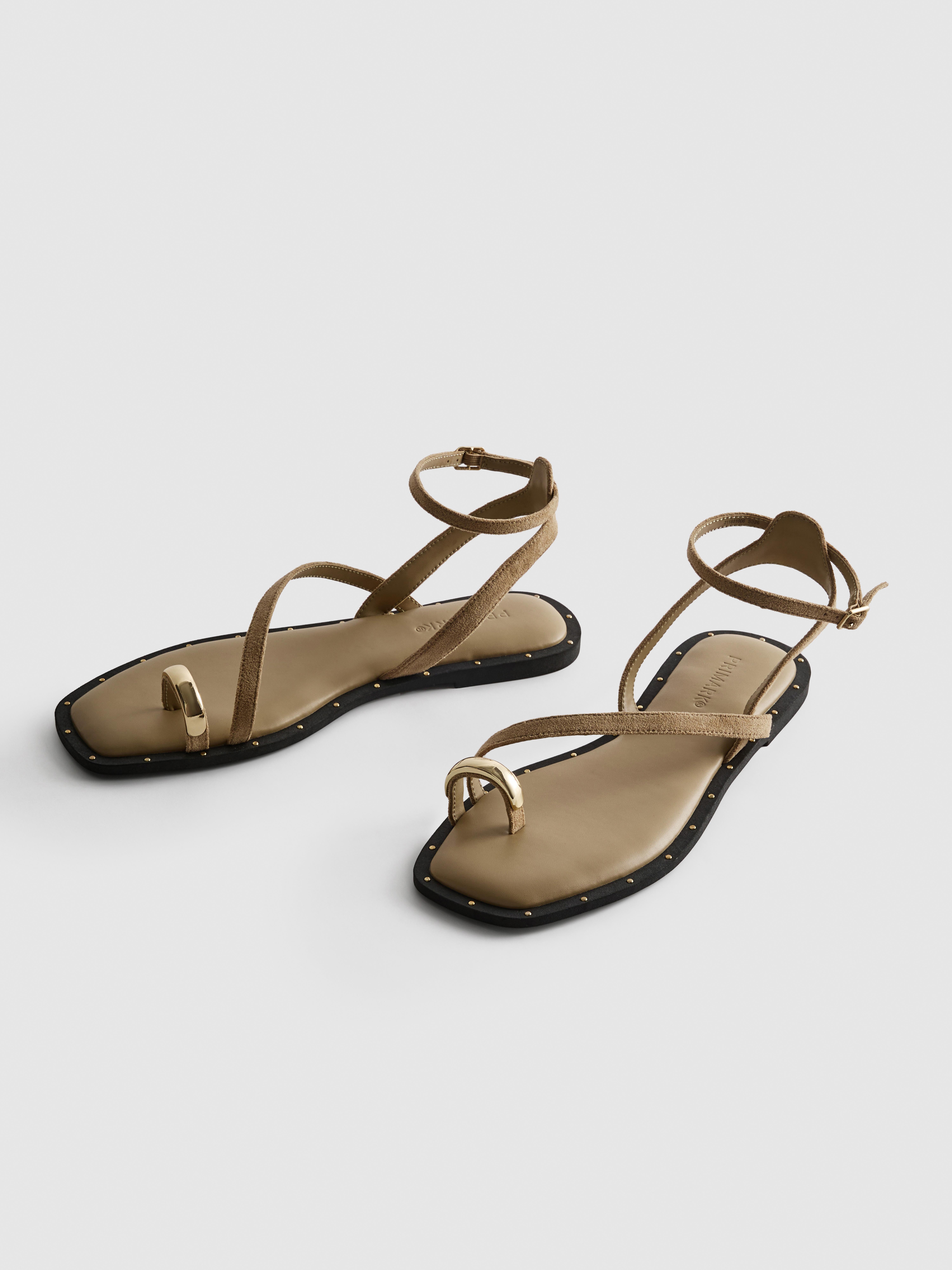 Sandali con anello alluce e borchie